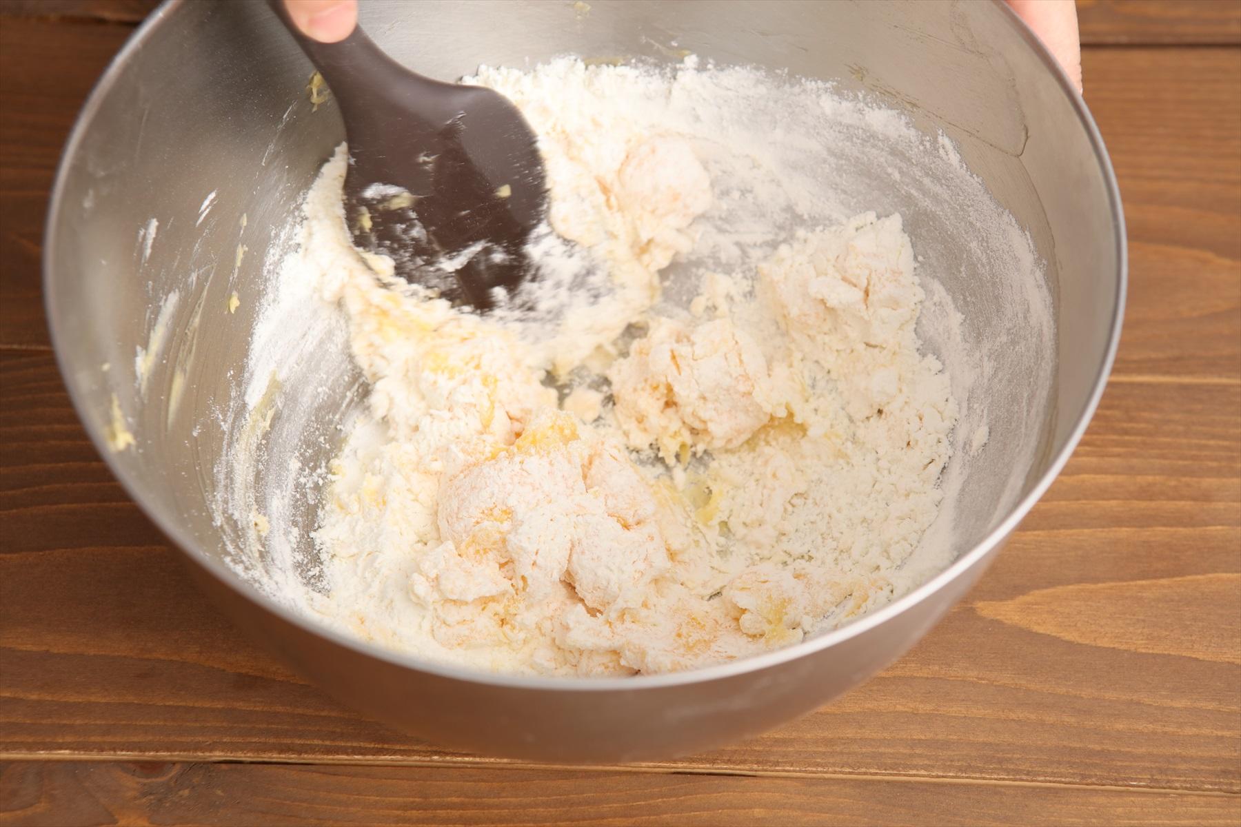薄力粉の半分を加えてゴムべらで混ぜる