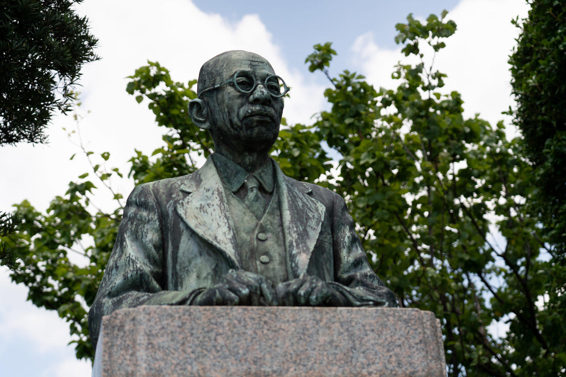 野白金一博士の銅像