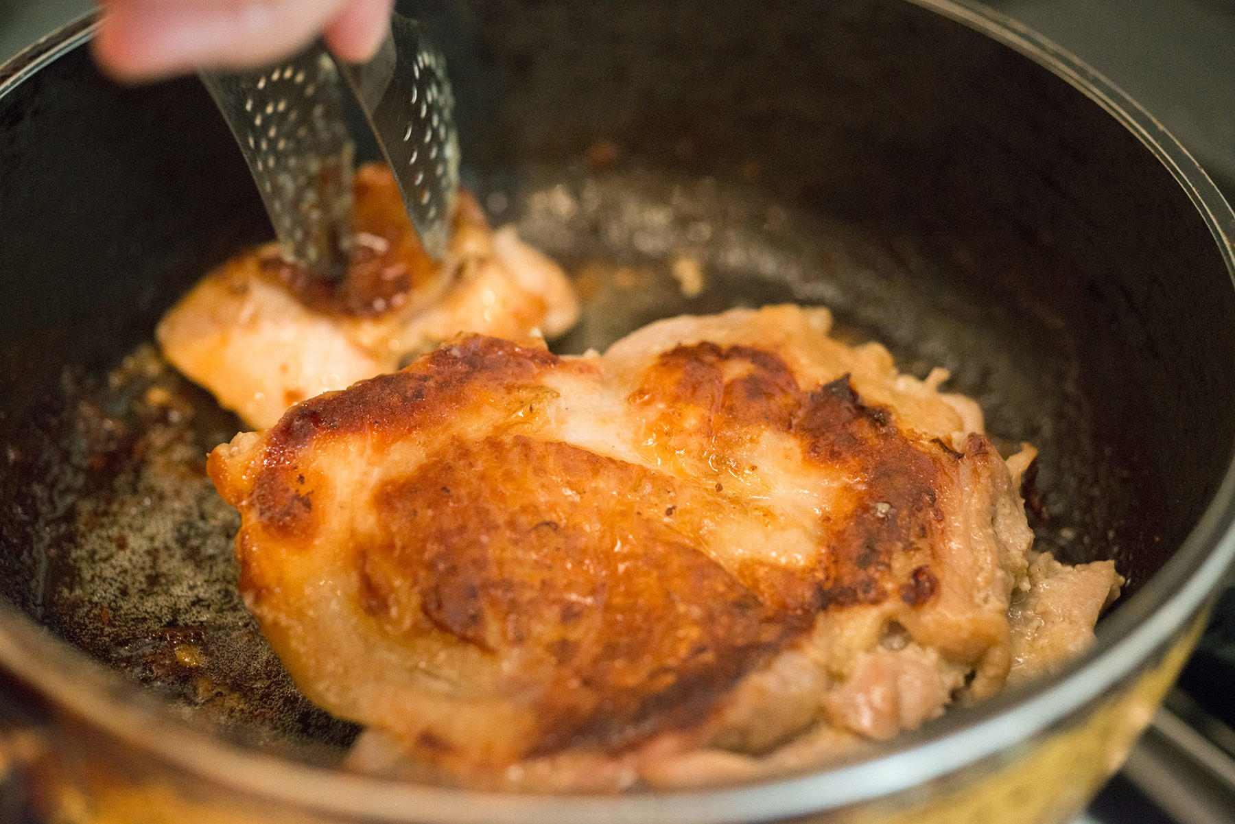 鶏もも肉を焼く