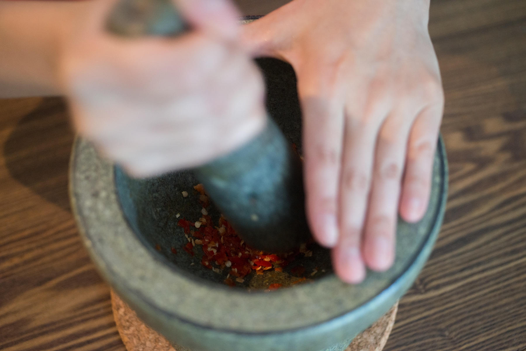 種が飛び散らないように手でカバーしながら潰しましょう。