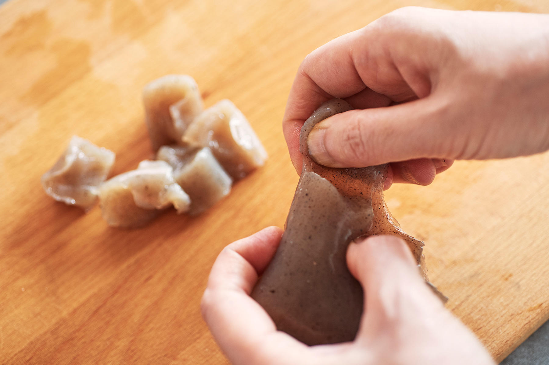 具材を下ごしらえする