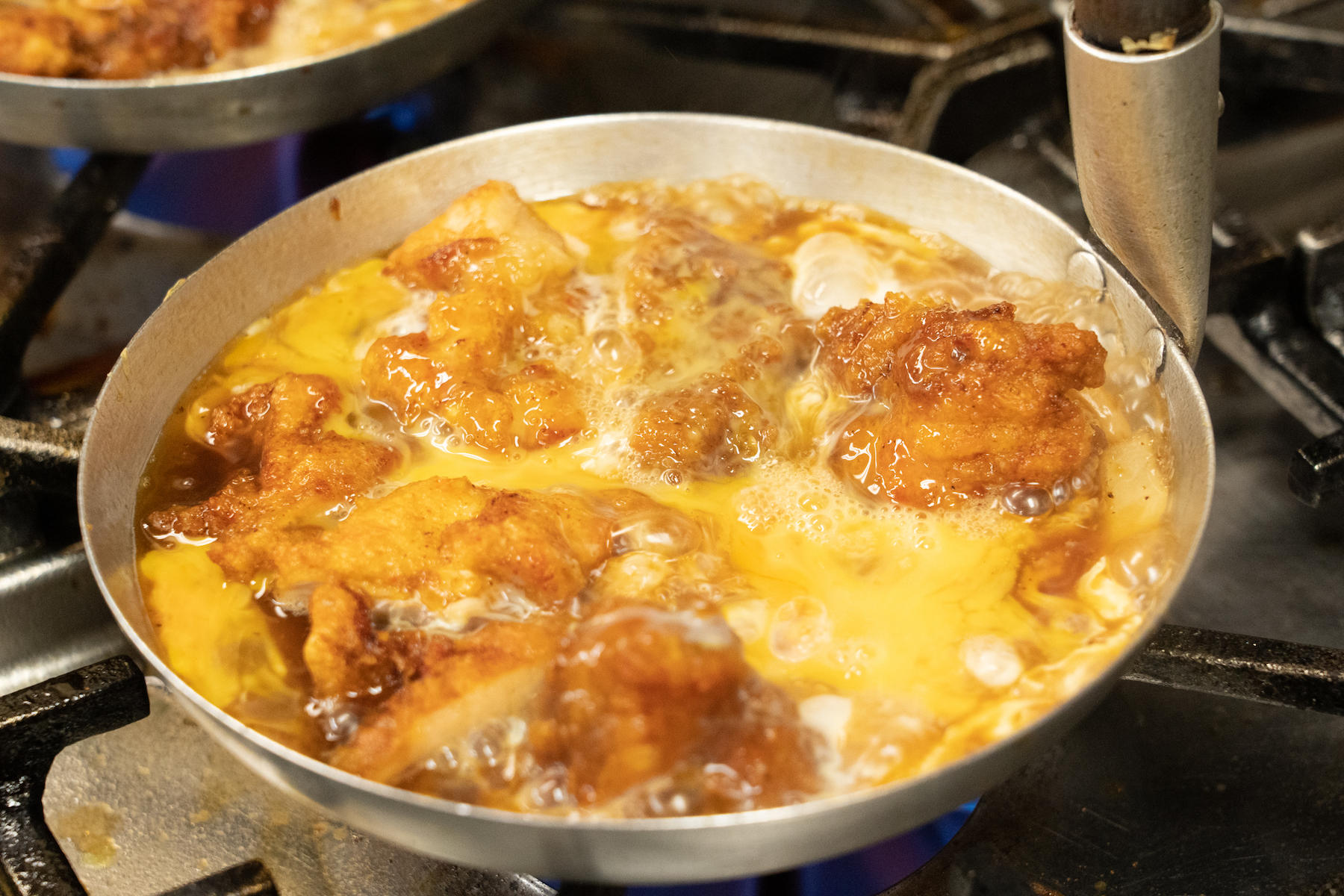 からあげを玉子でとじる