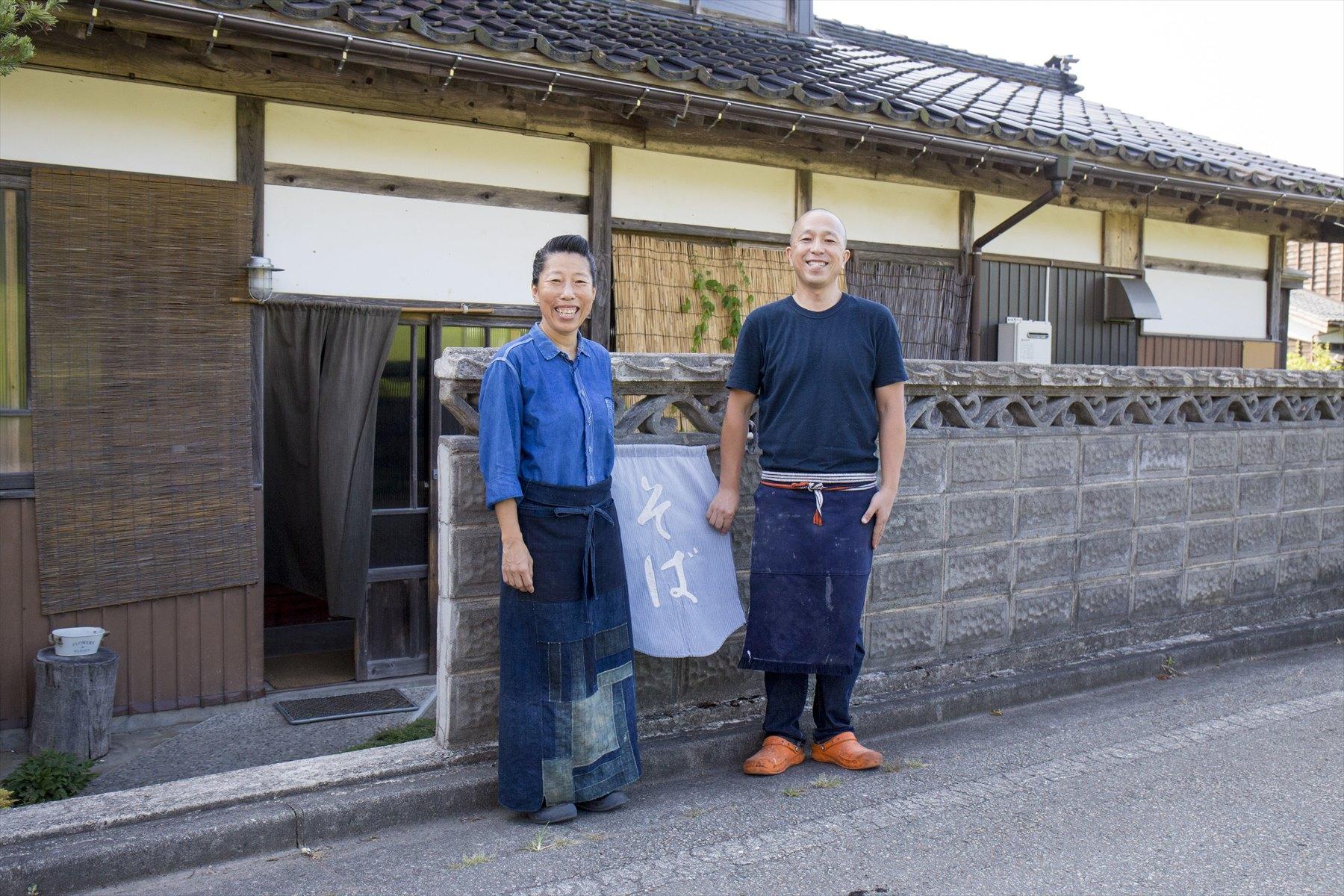 店の前でスタッフ