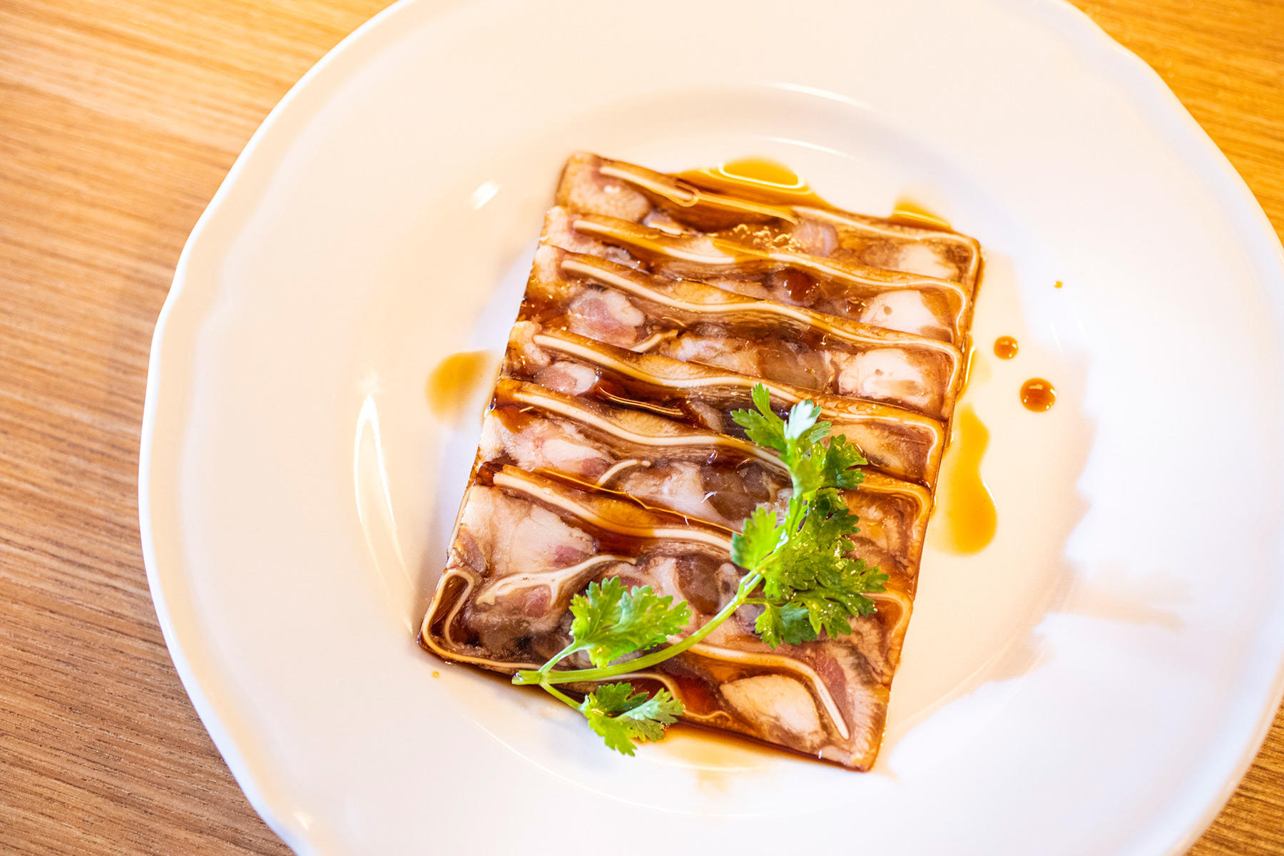 鳩の煮汁で炊いて冷ました豚耳と豚足