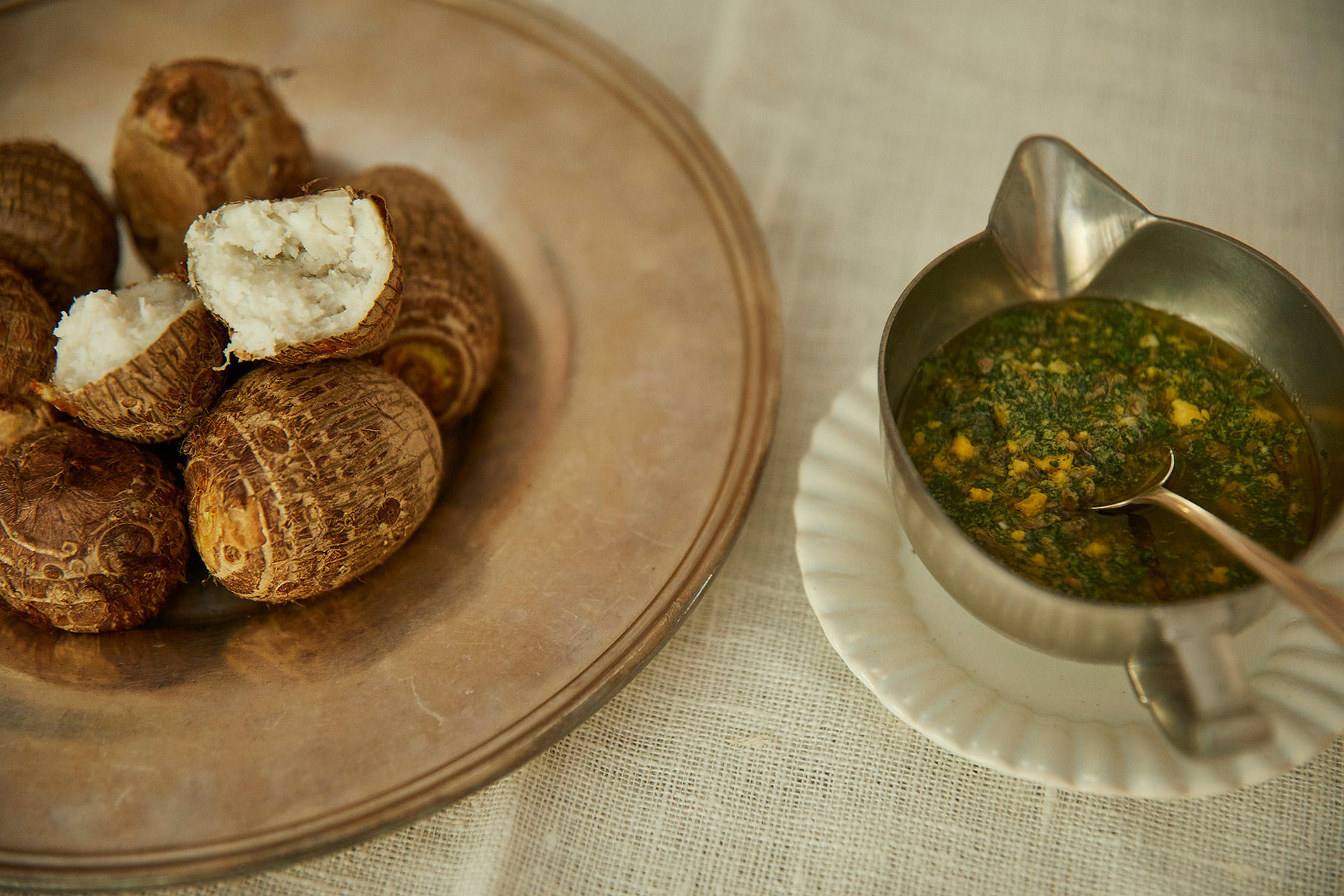 皮ごと食べる 里芋のローストとサルサヴェルデ 旬の野菜の知恵袋 公式 Dancyu ダンチュウ