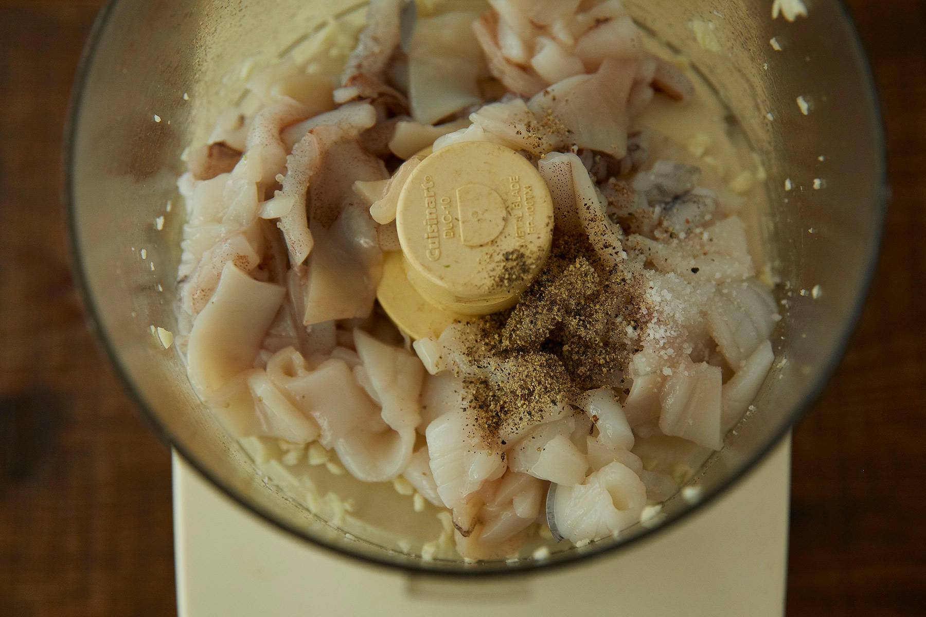 イカをすり身にする