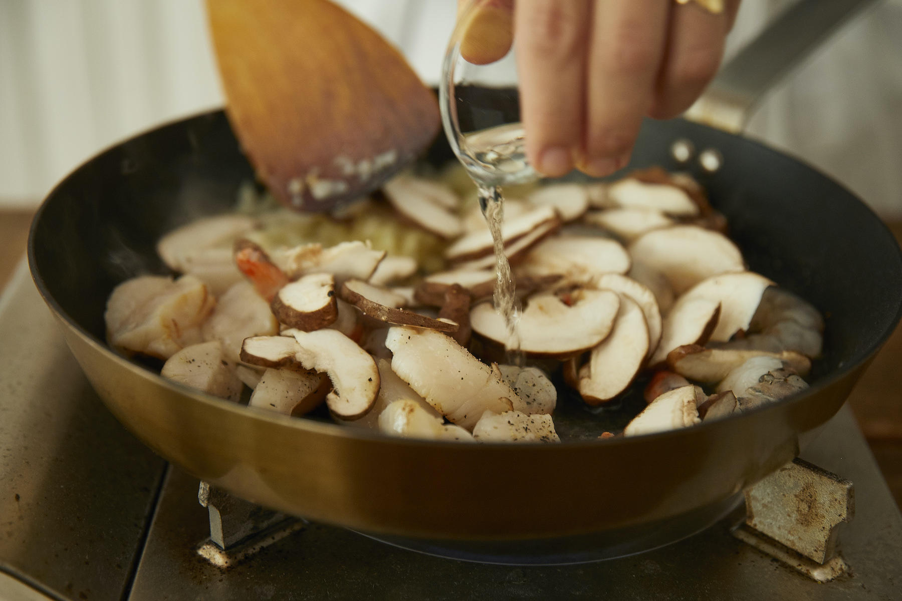 他の材料を炒める