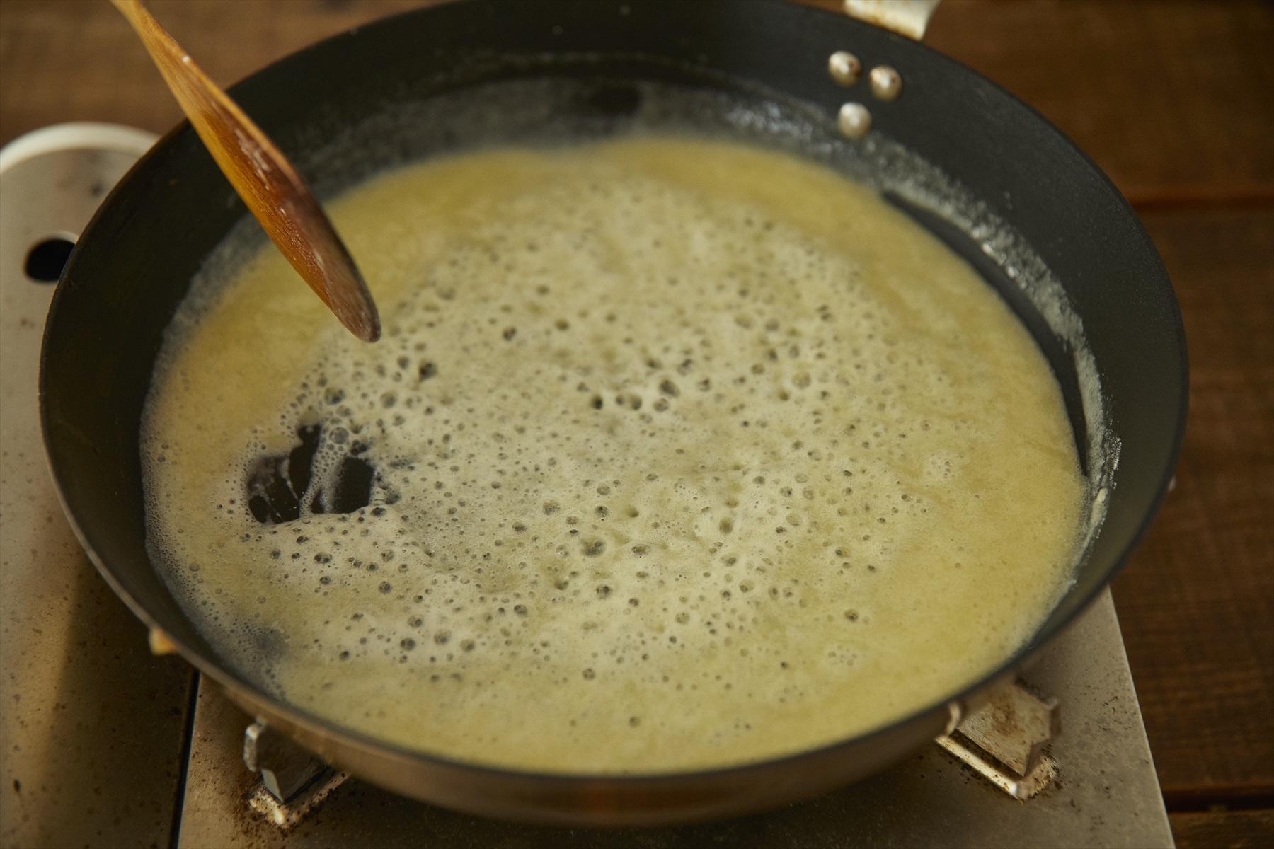 なめらかになるまで混ぜてなじませる