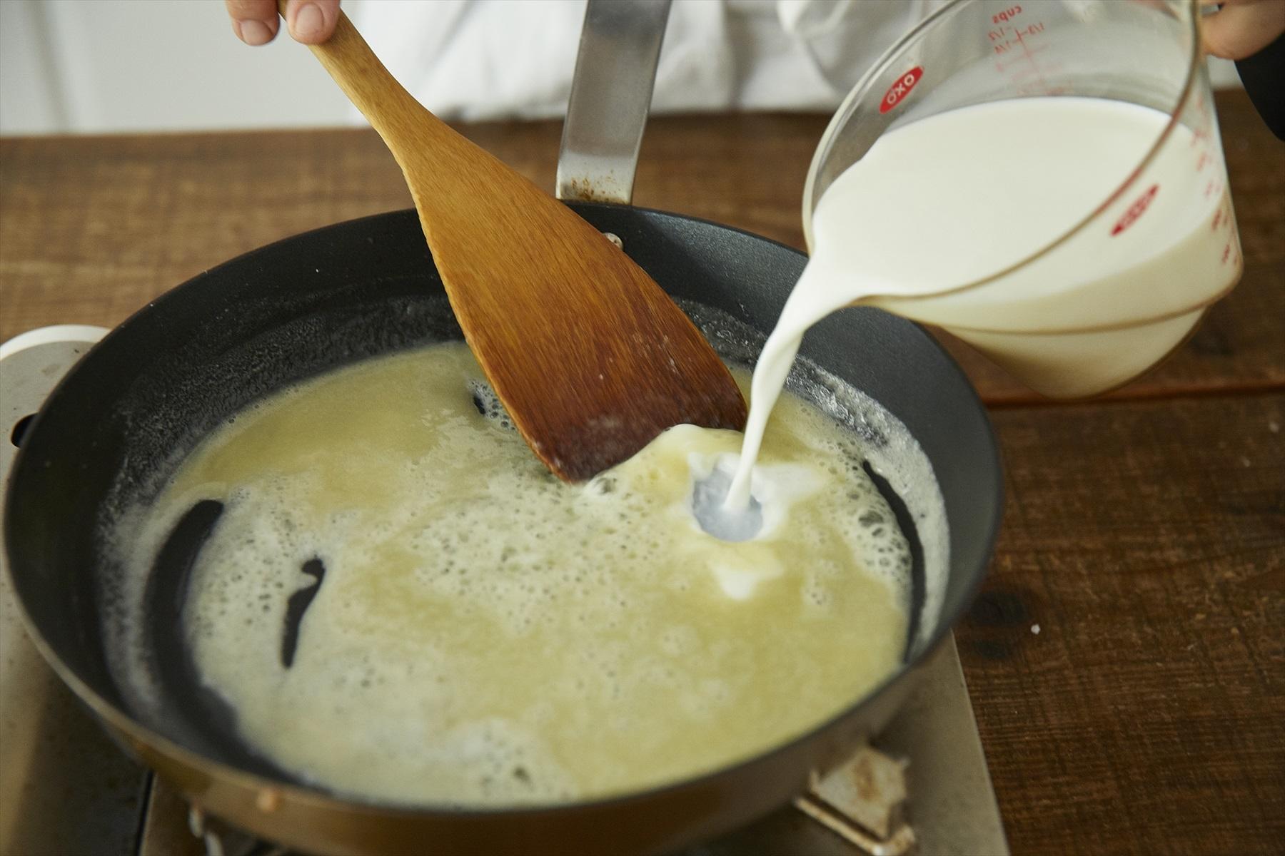 冷たい牛乳を少しずつ加える