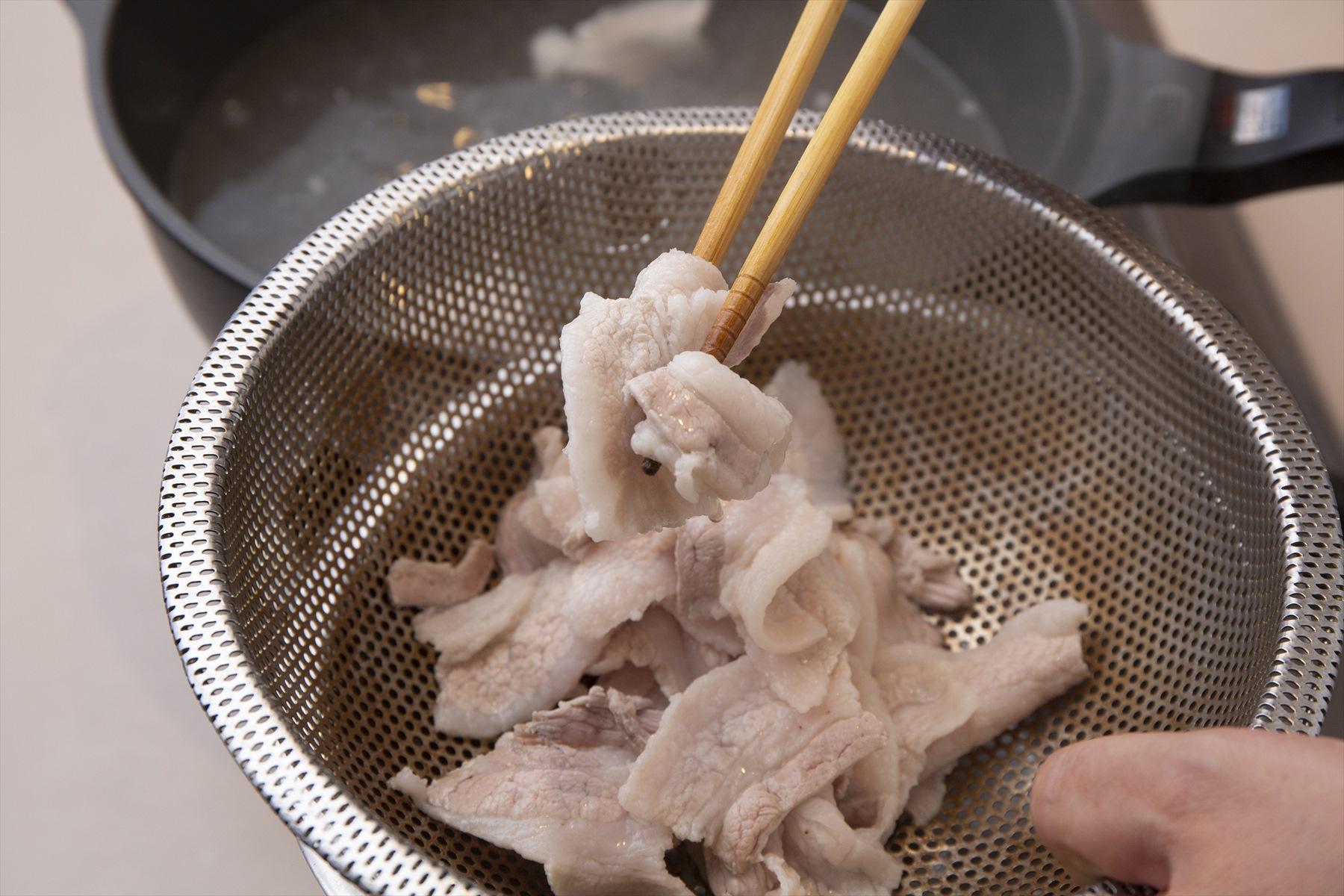豚バラ薄切り肉は、さっとゆでてアクを抜く