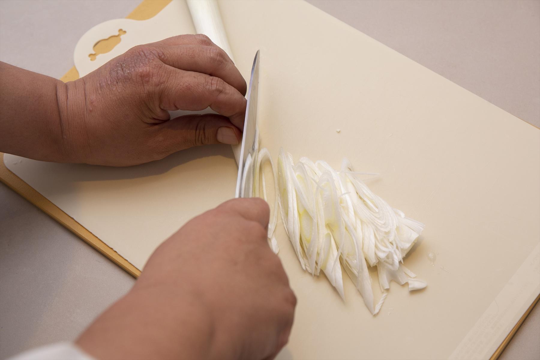 長ねぎとにらを切り、ゆでた豚バラ薄切り肉と混ぜておく