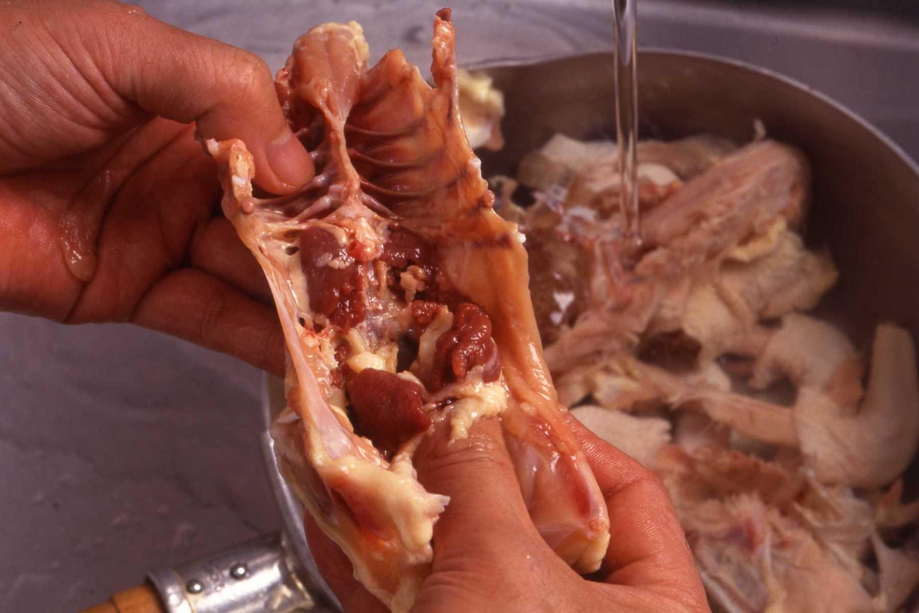 鶏ガラの臭みを抜く