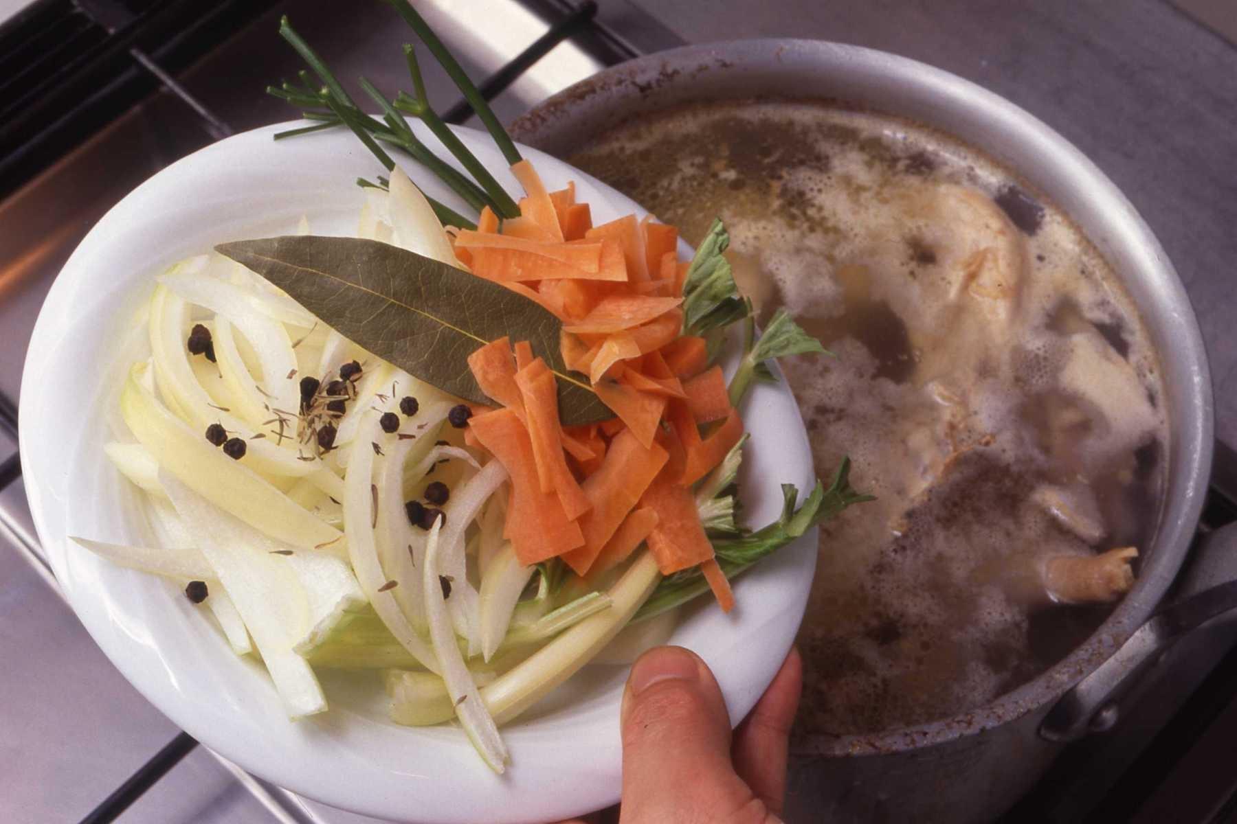 香味野菜、香辛料を入れる