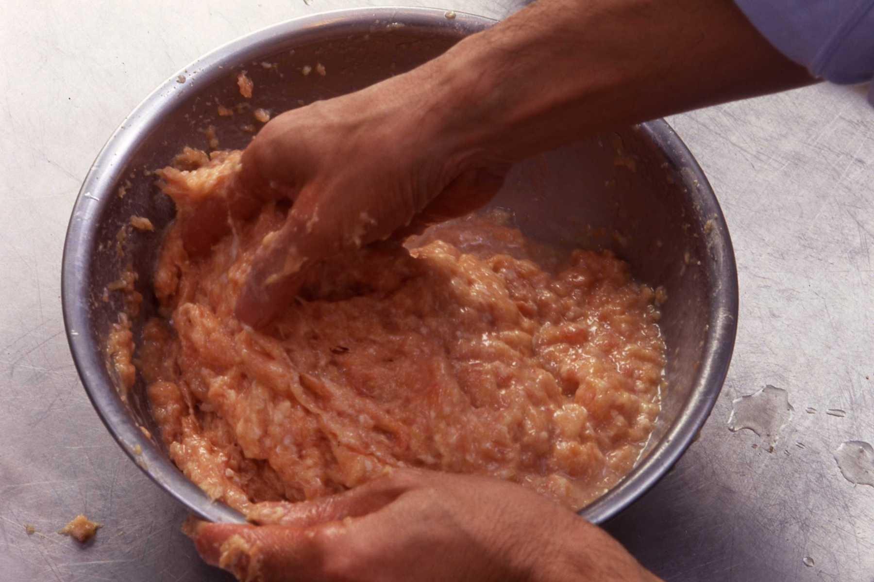 鶏挽き肉に味付ける