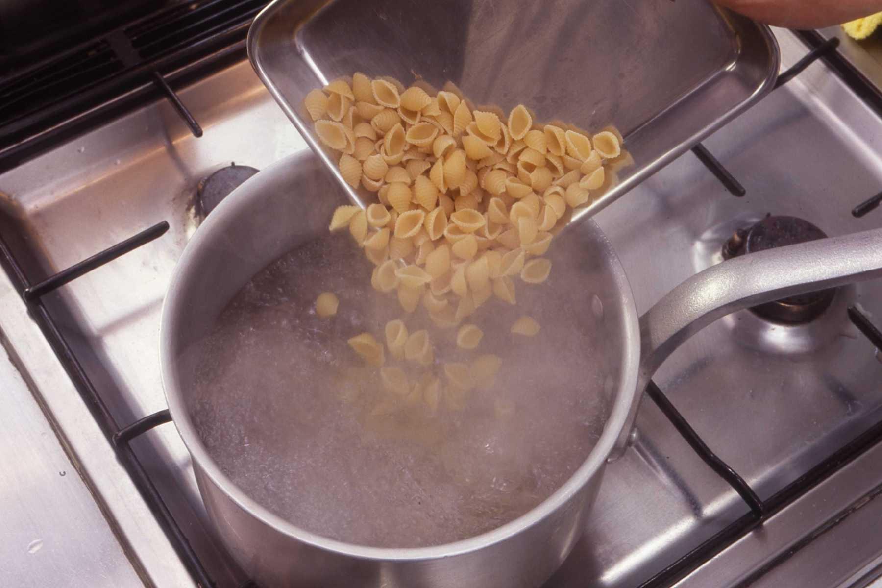 マカロニをゆでる