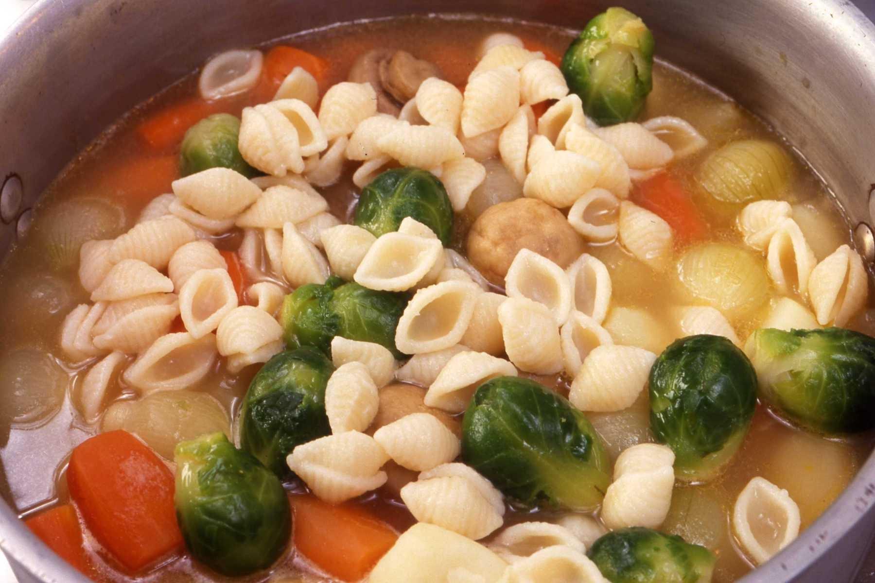 芽キャベツとマカロニを静かに加える。