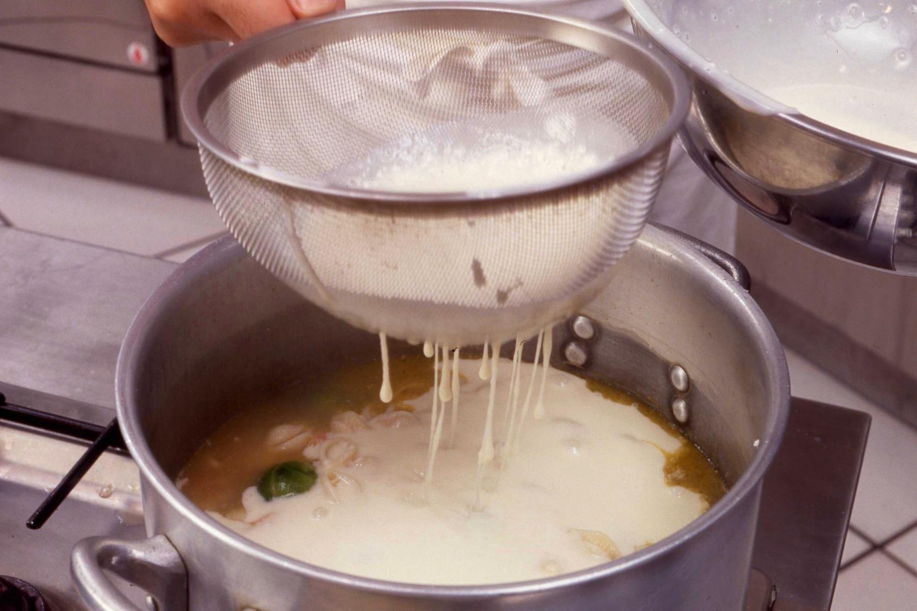ベシャメルソースを溶きのばす