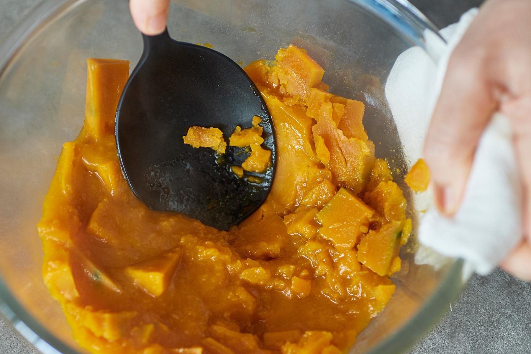 かぼちゃを潰す