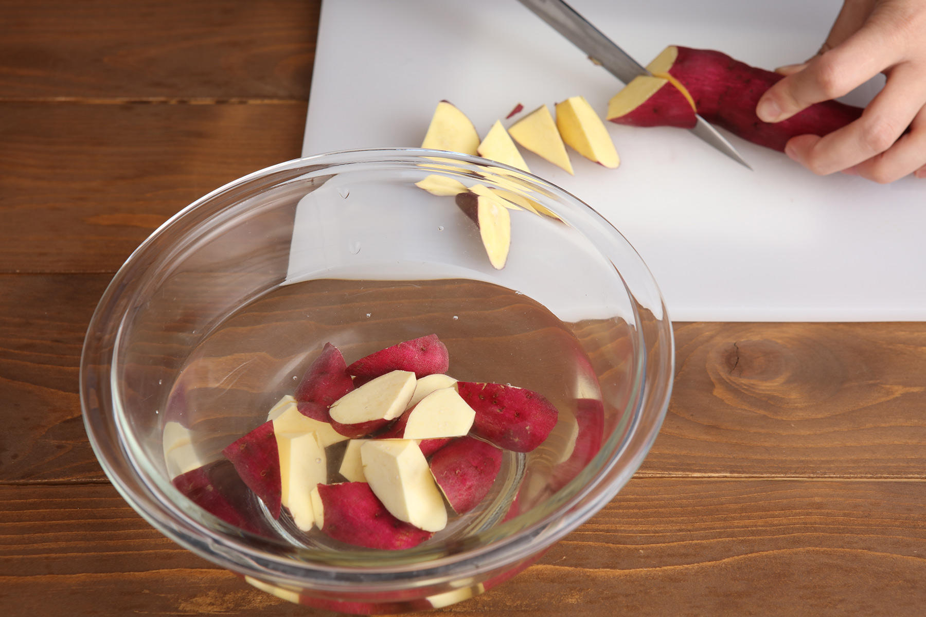 さつまいもを切る