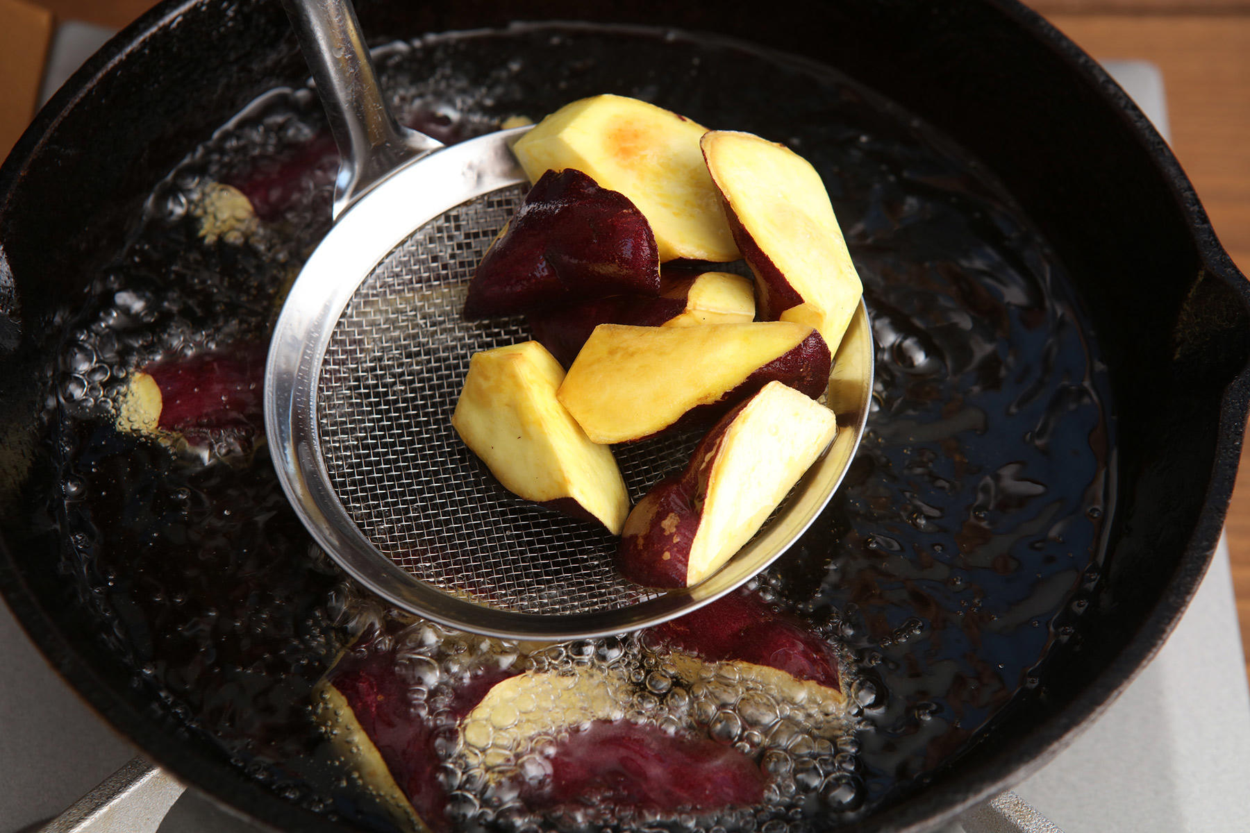 さつまいもを揚げる