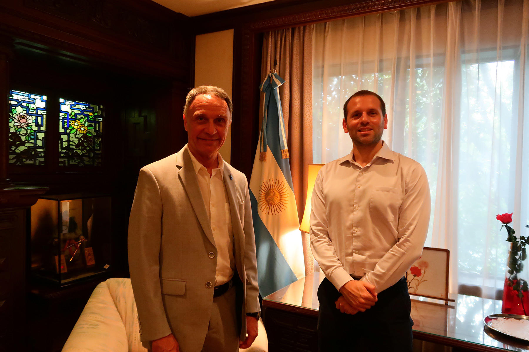 左が全権大使のアラン・ベロー氏、右が一等書記官のイヴァン・ダ・ポンテ氏