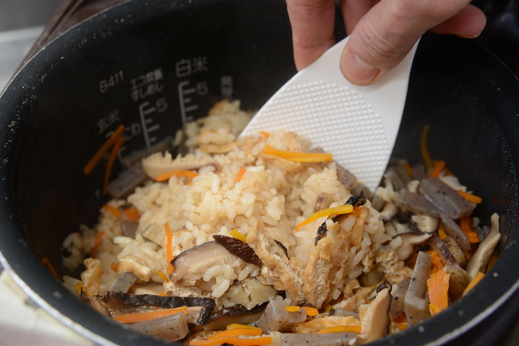 炊き上がったら全体を大きく混ぜてほぐす
