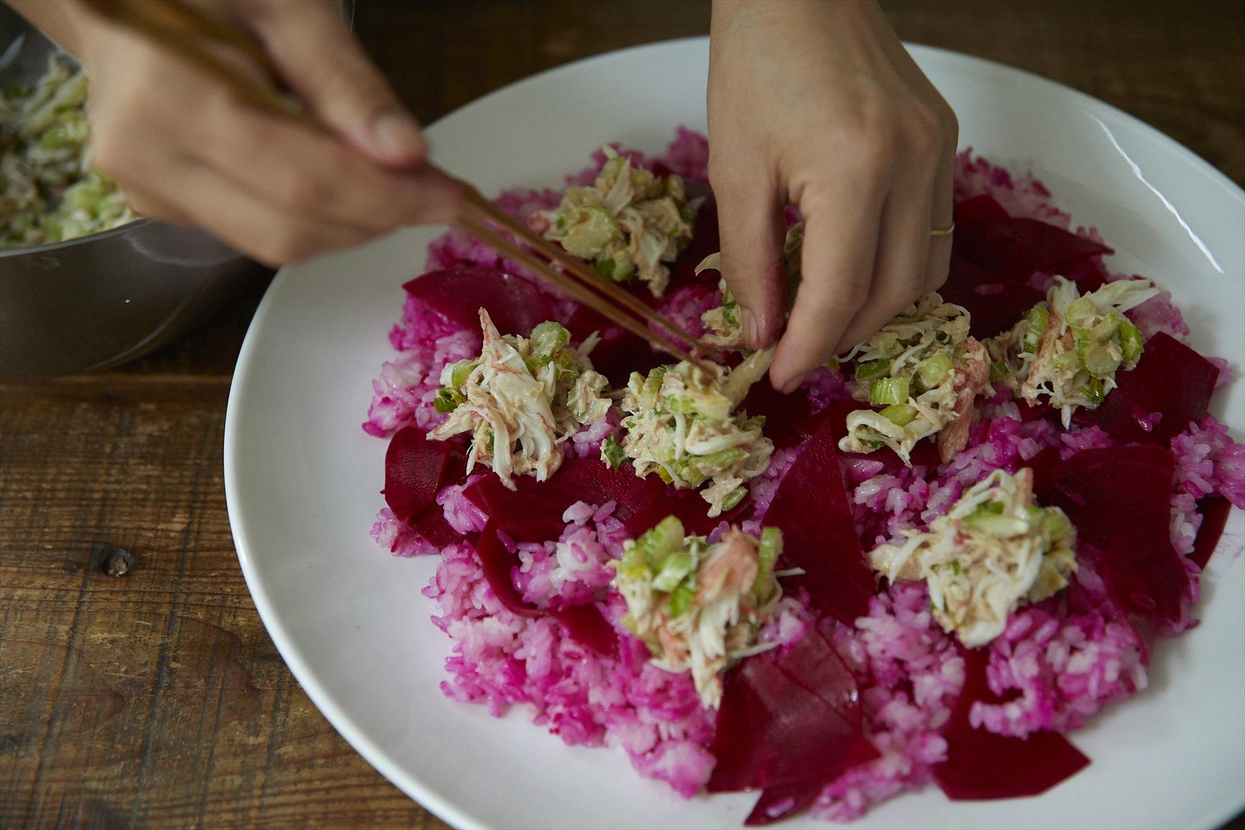 ビーツ酢飯の上にトッピングを散らす