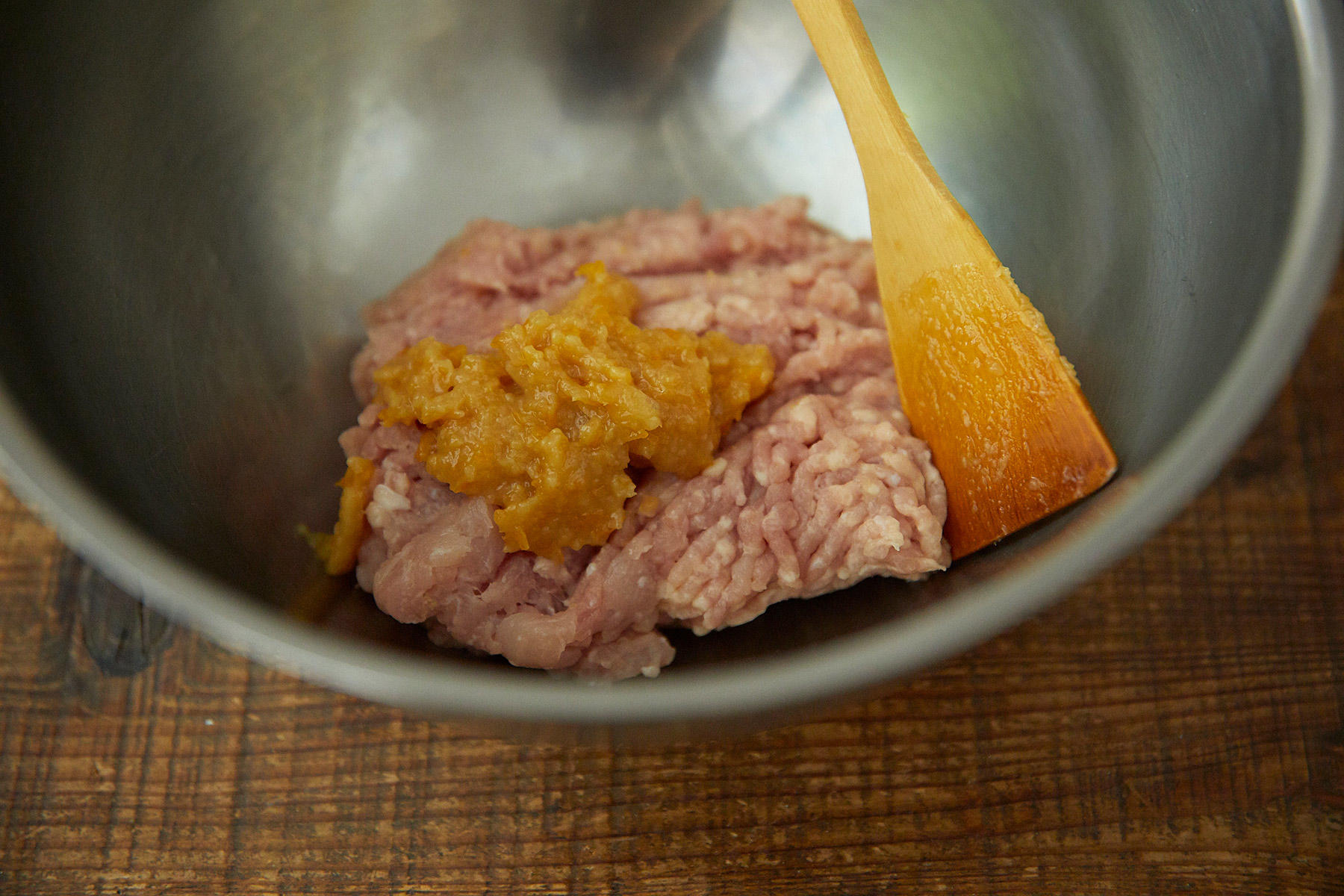 柚子味噌と鶏ひき肉を合わせる