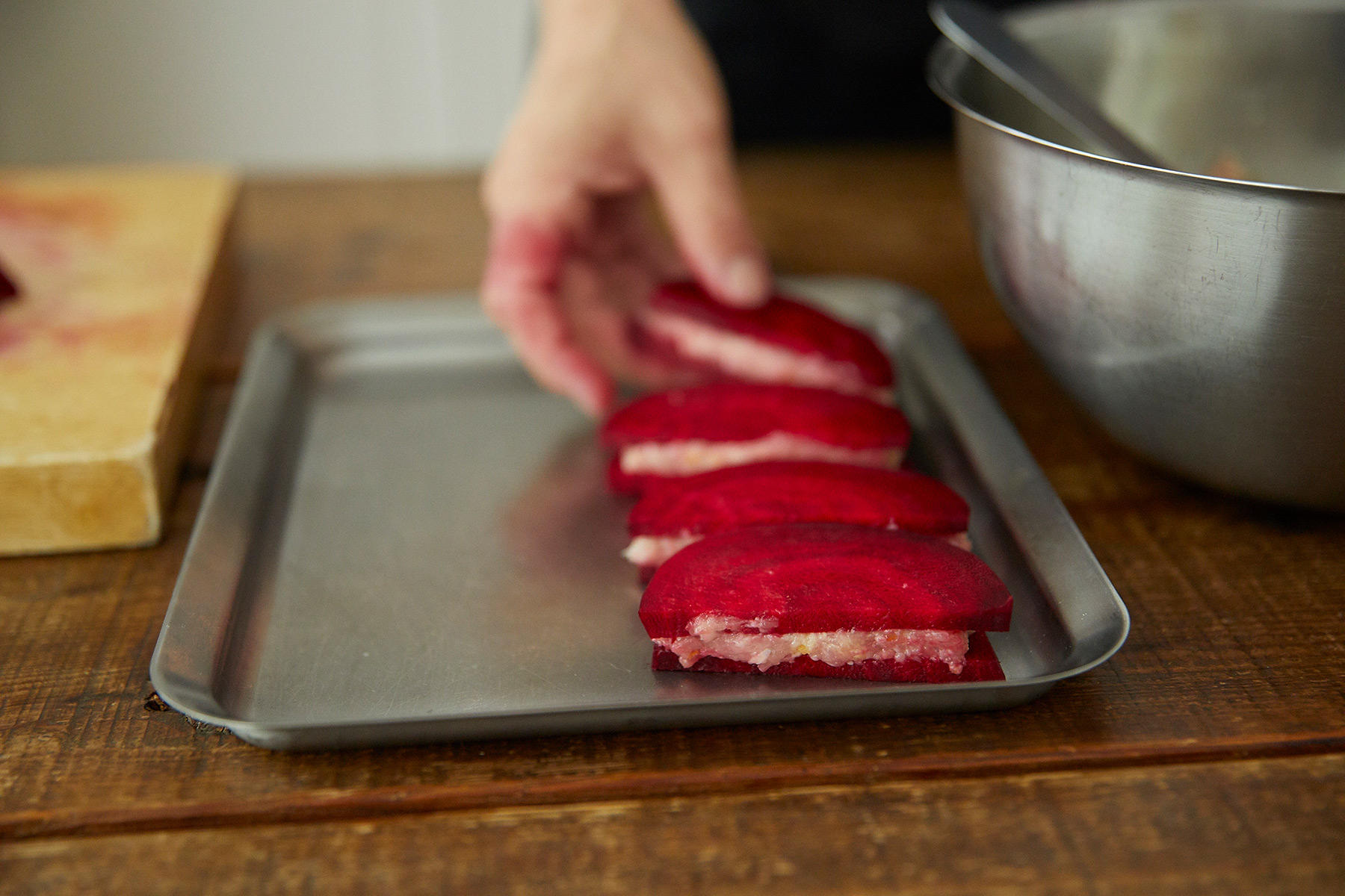 鶏肉をはさんで揚げる