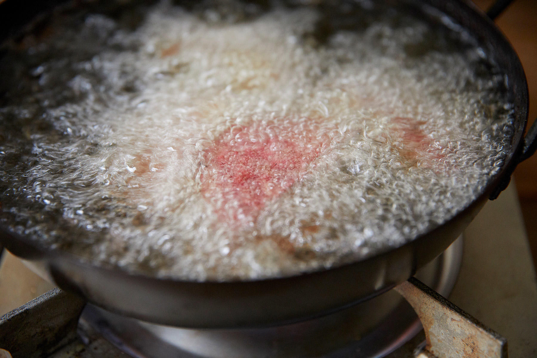 鶏肉をはさんで揚げる