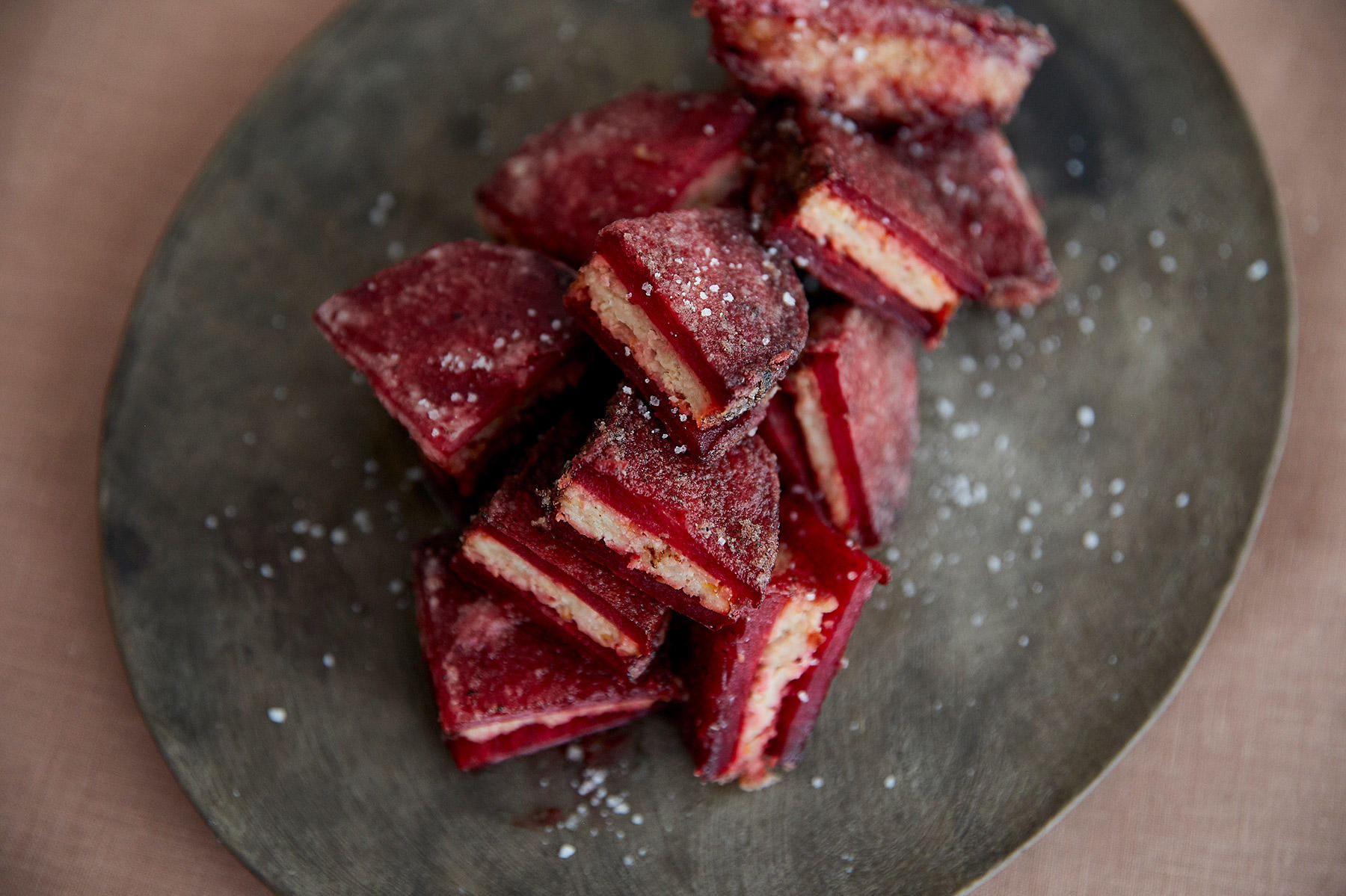 鶏肉をはさんで揚げる