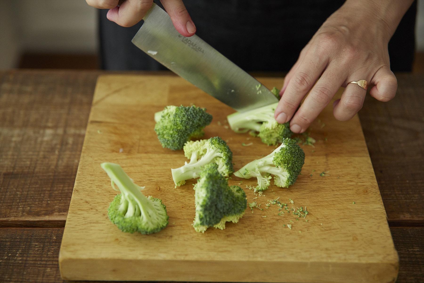 ブロッコリーは小房ごとに切り分ける