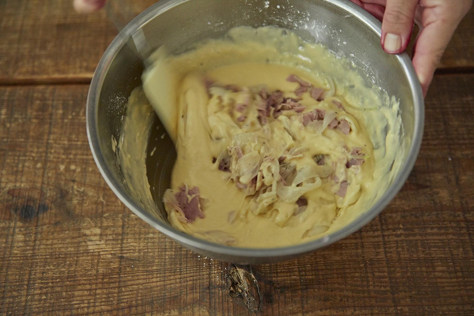 牛乳、玉ねぎ、ハムを加える