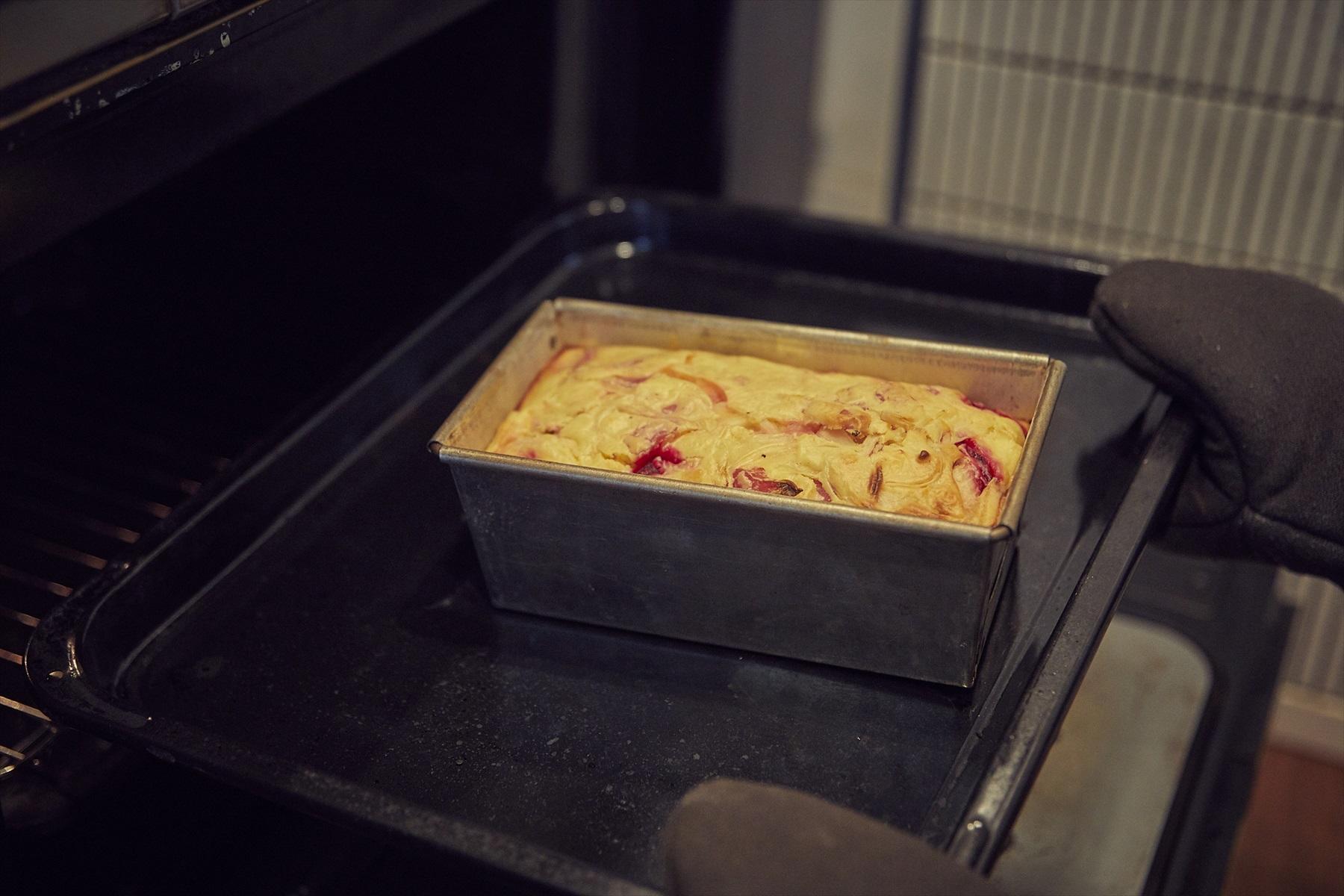 生地の中心に竹串を刺して、生地がついてこなければオーブンから取り出す