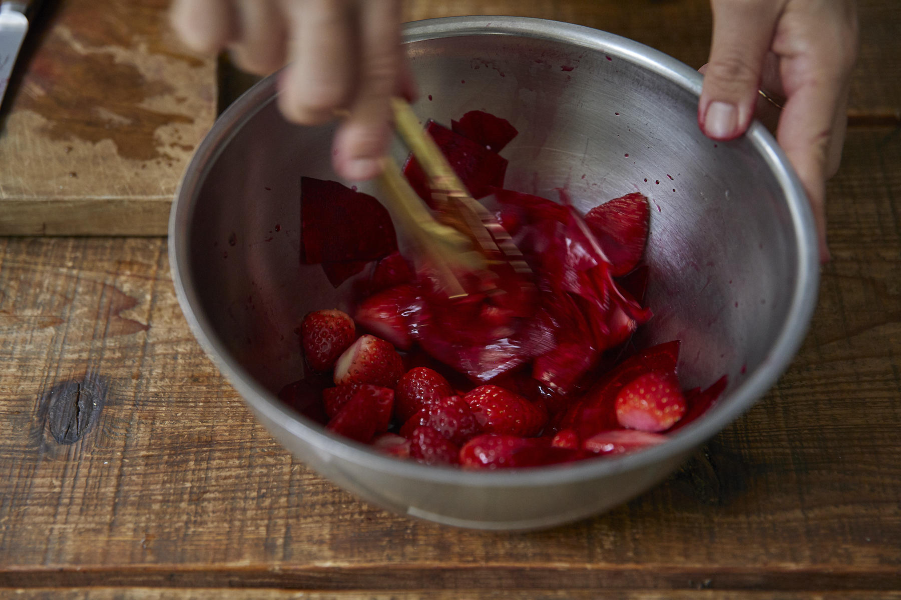 ビーツから水分が出てきたらイチゴも加えて混ぜ合わせる。