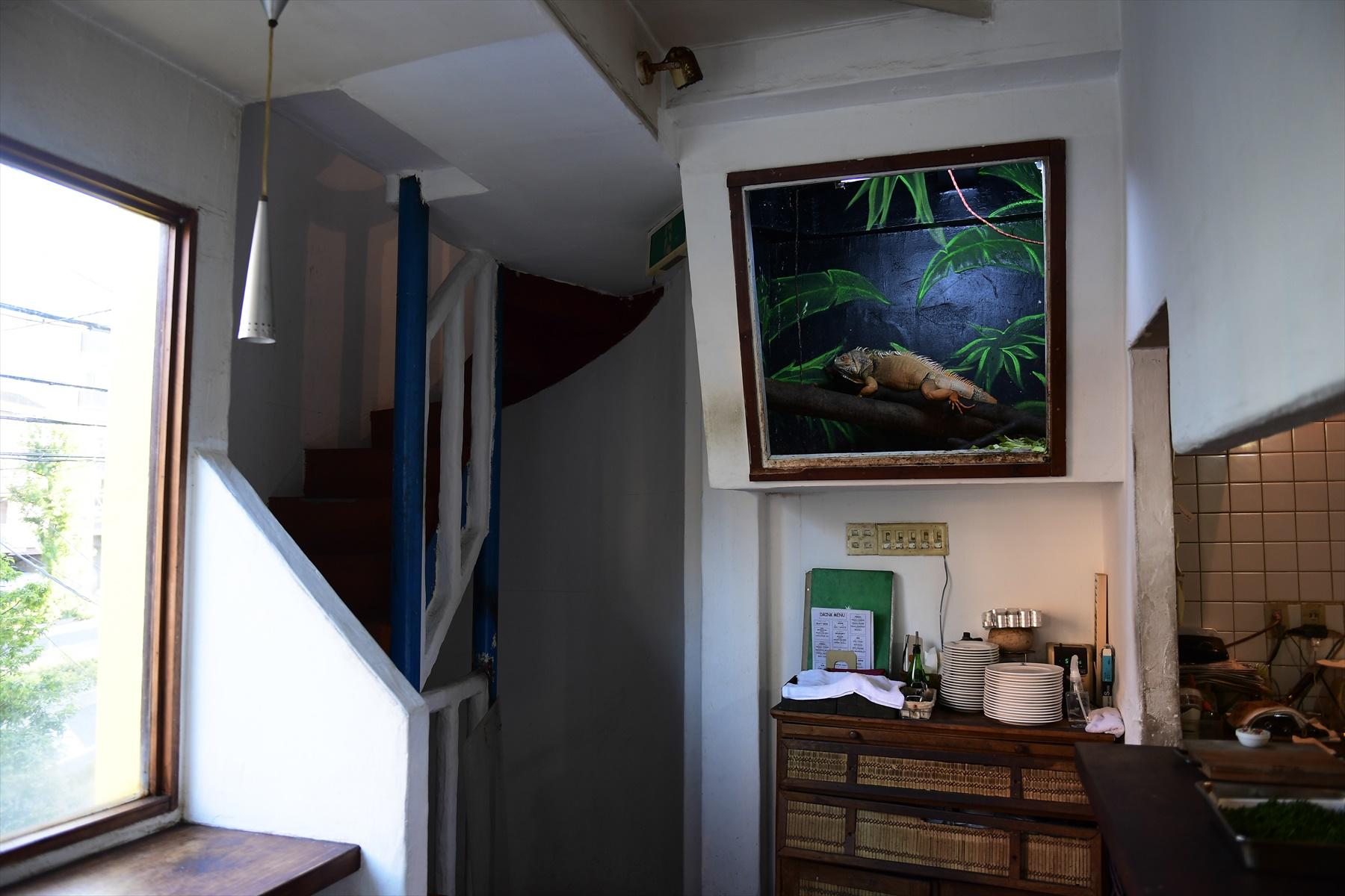 2階の壁のニッチにはガラス