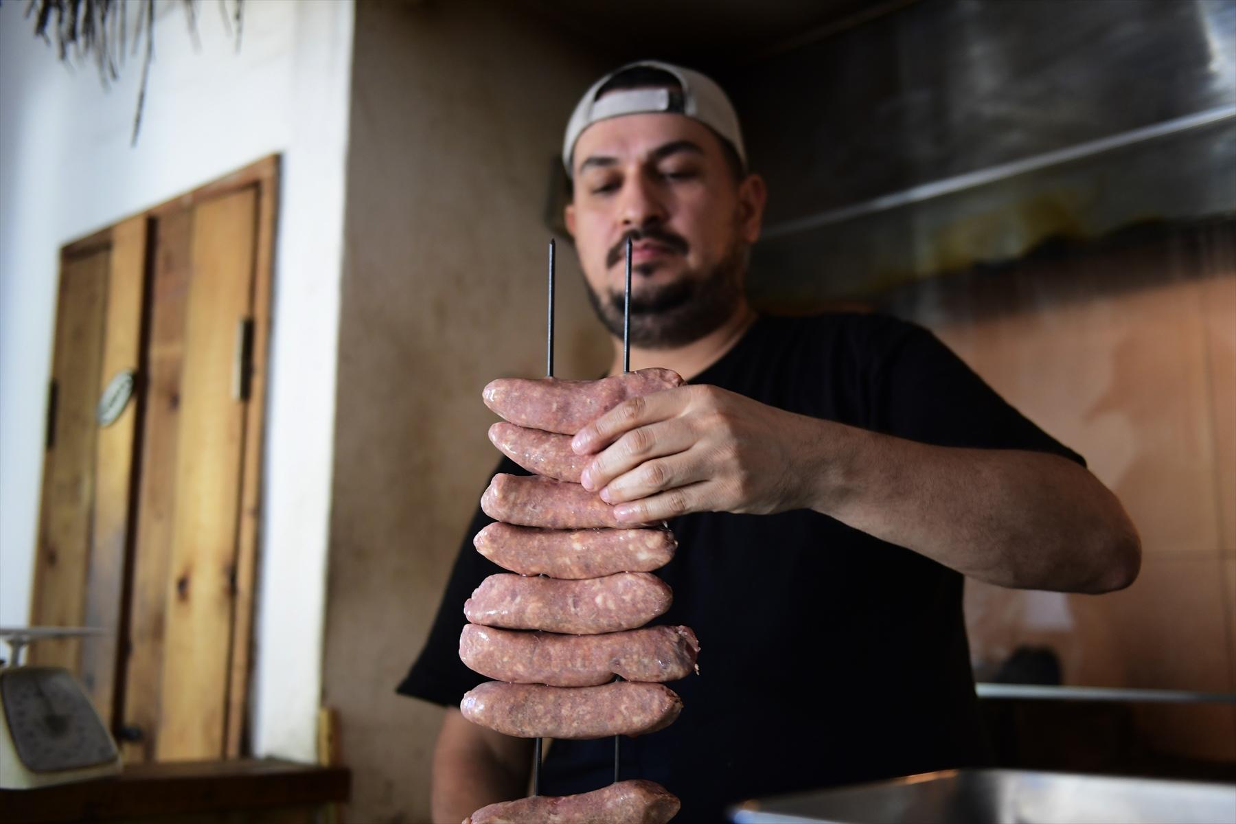 チョリソを串にさす