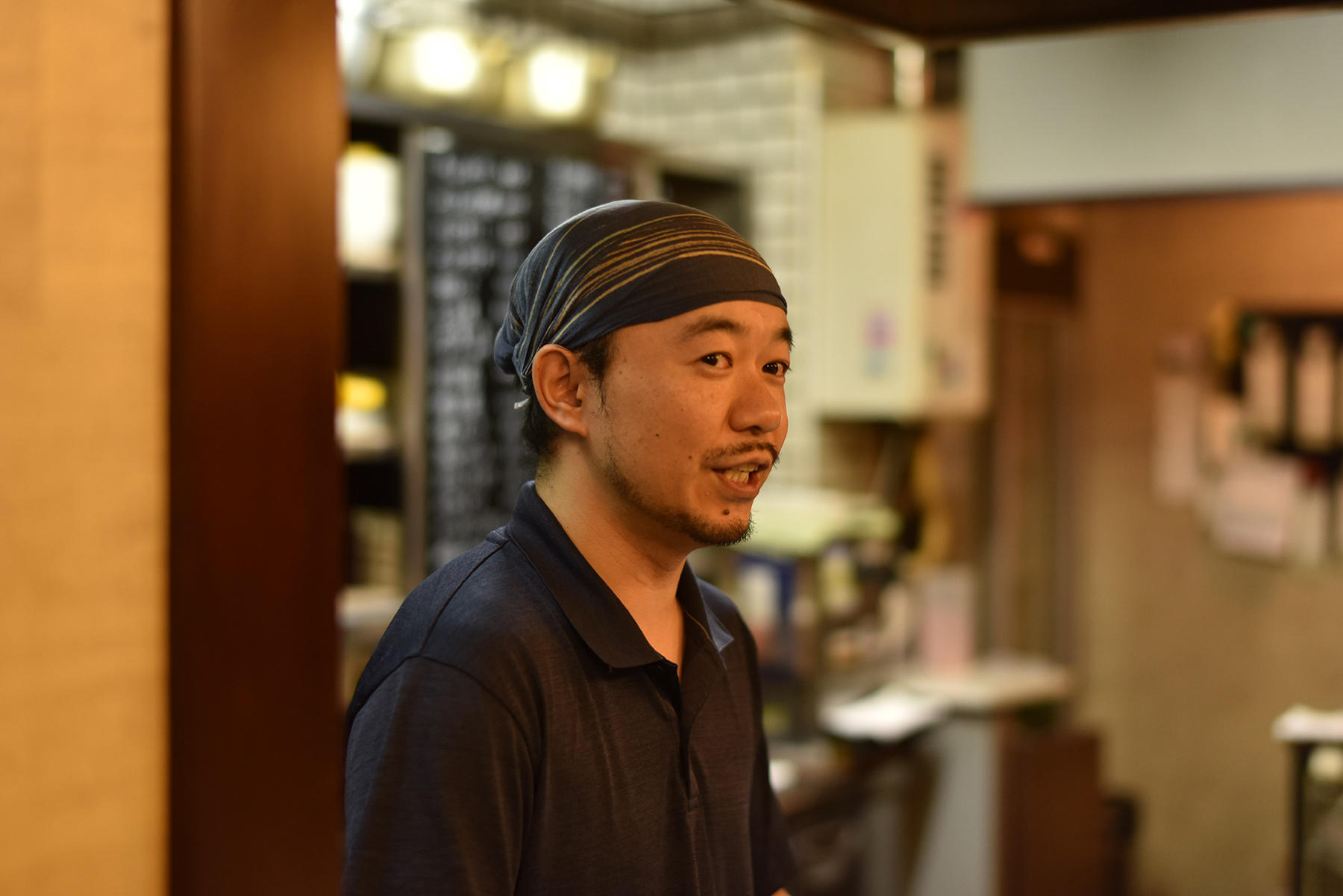 瑞々しい細打ちのそばを丹精込めて打つ、店長の三浦誠晶さん。