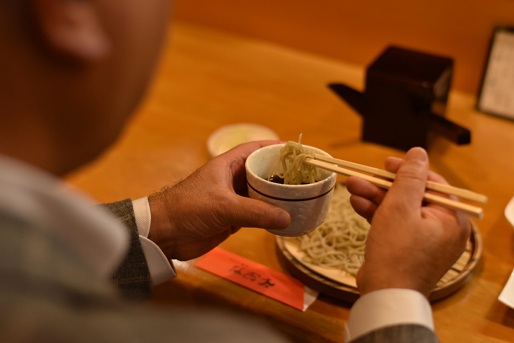 そばを手繰り、小鉢などとともにそば湯を味わえばお腹もよい具合。