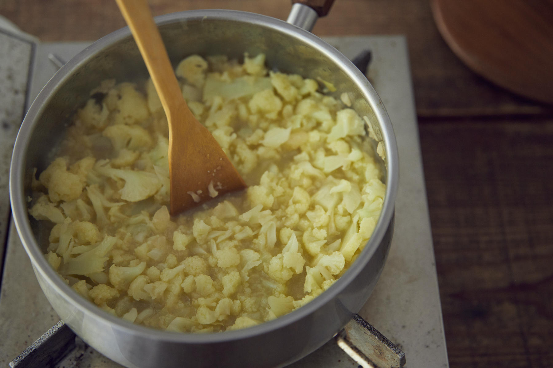 鍋中のカリフラワーを好みの大きさにつぶす