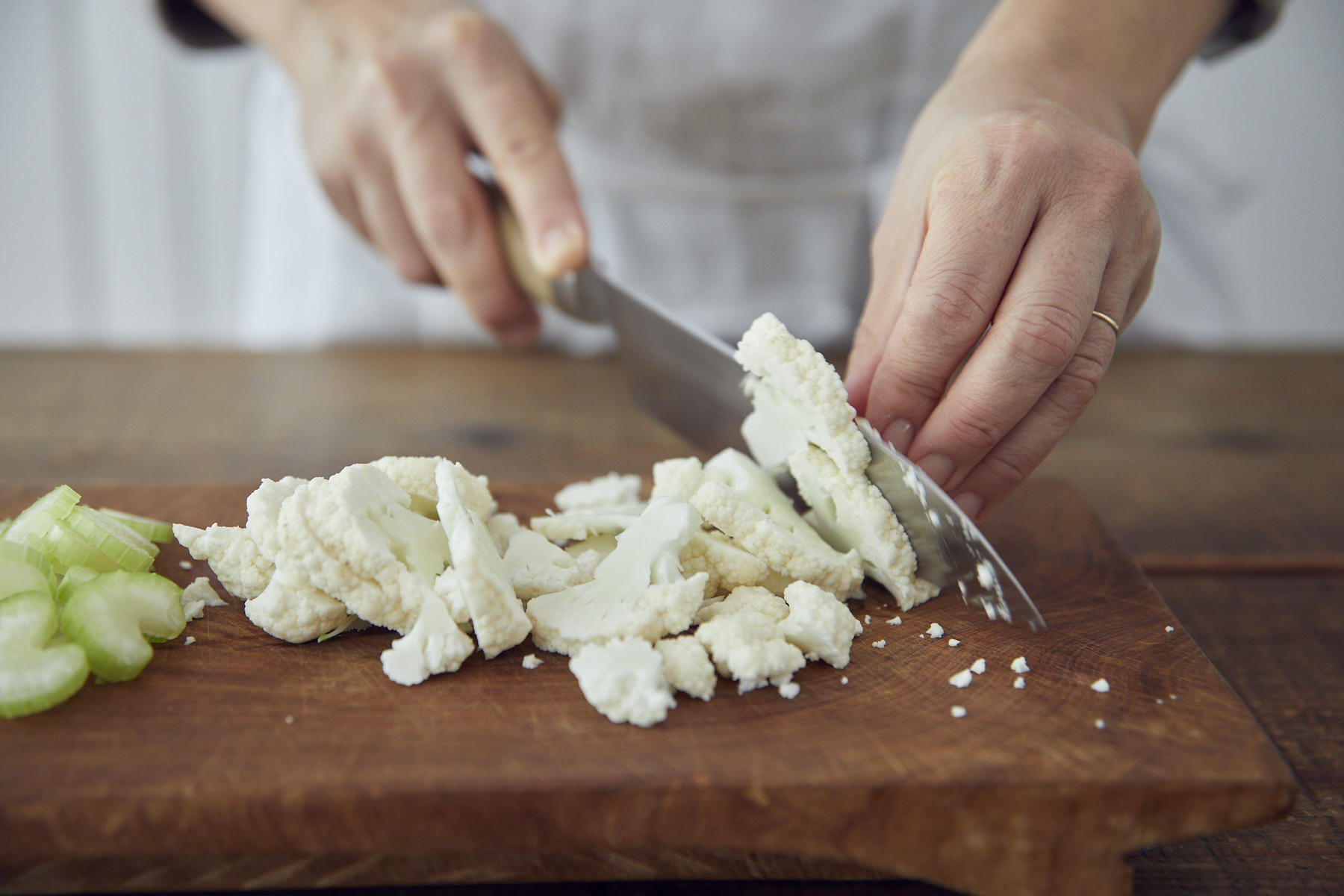 カリフラワーとセロリを切る