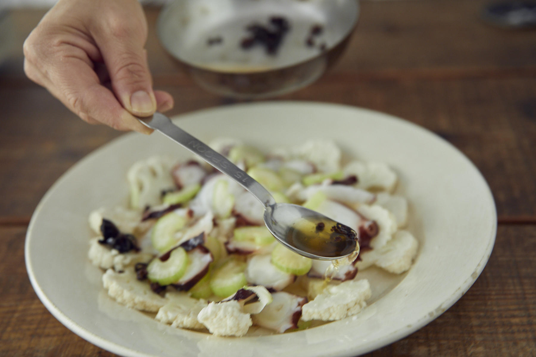 皿全体にオイルを回しかける