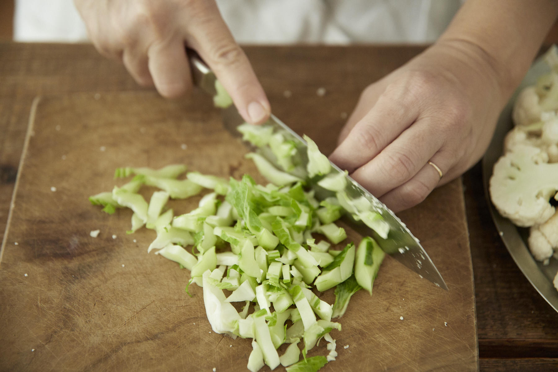 葉がついていれば適量を繊維と直角に5ミリ幅に切る