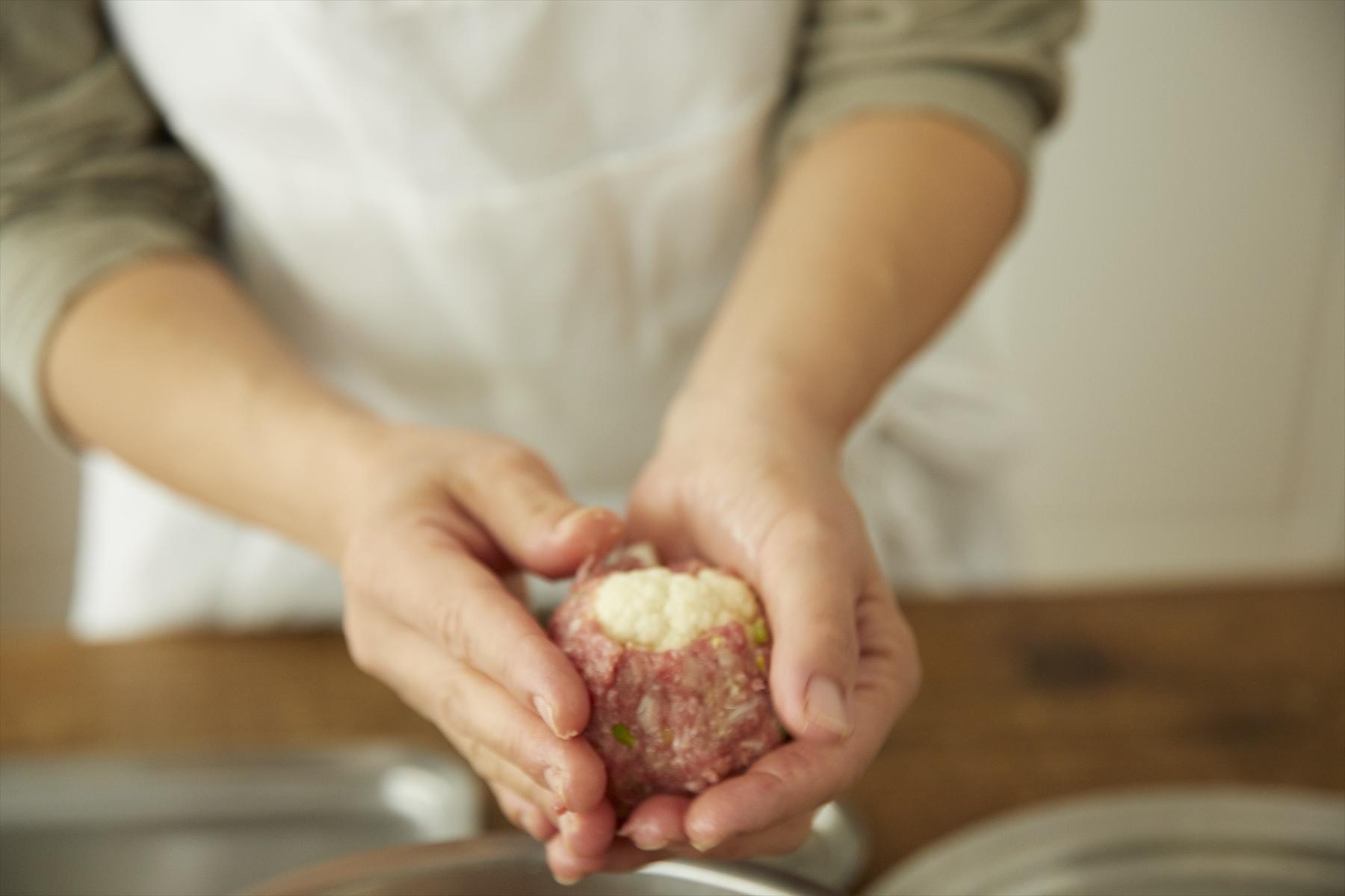 カリフラワーの房全体をひき肉で包む