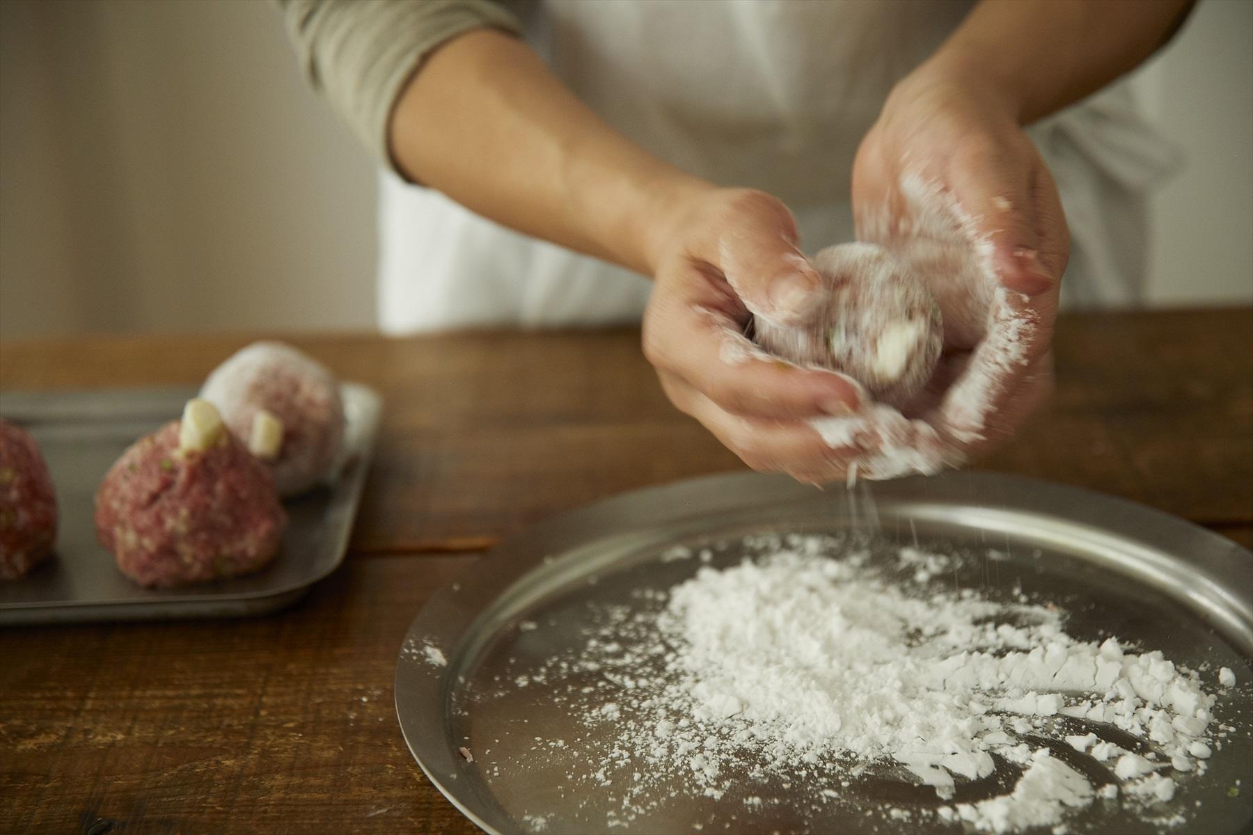 表面に片栗粉を薄くまぶす