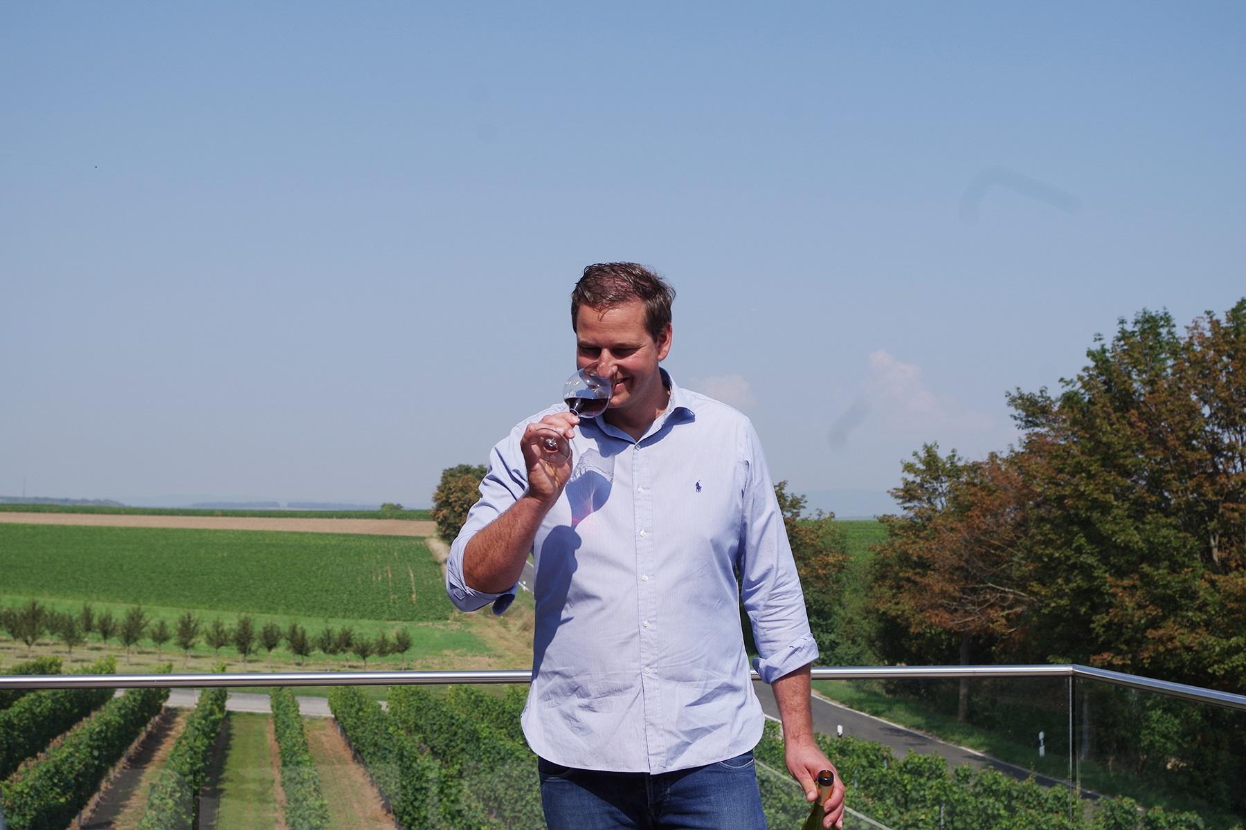 ピノ・ノワールを飲むヨハネス・トゥーレ①か②いずれかを使用