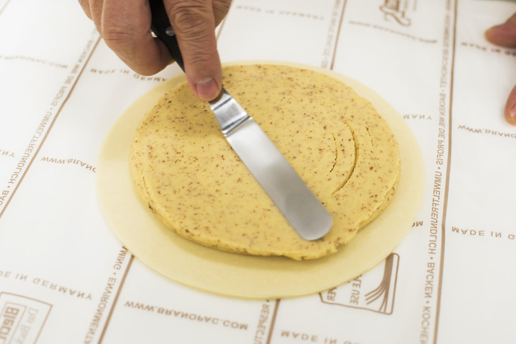 パレットナイフで平らにならす