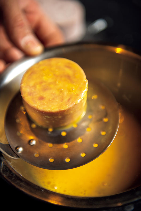 薄力粉と卵を薄くつける