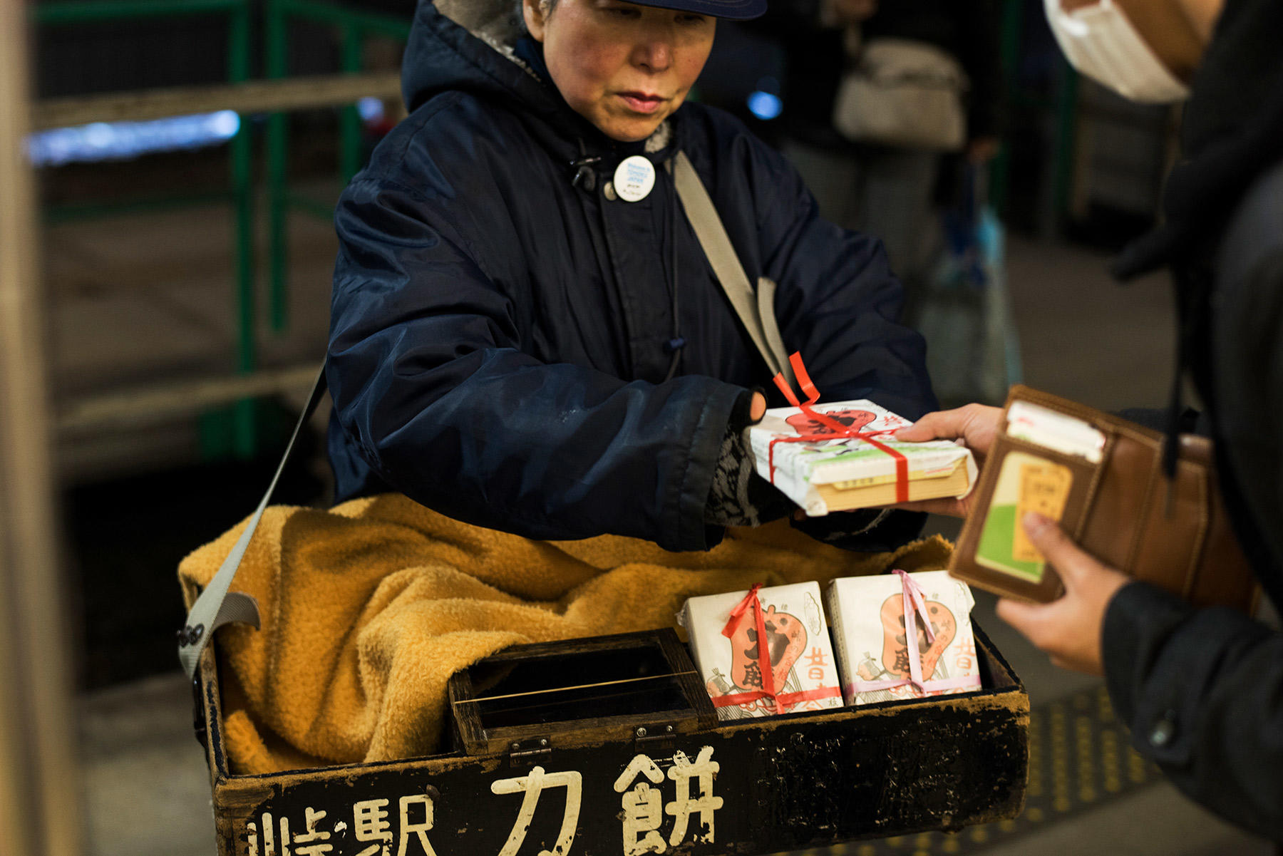 停車はわずか30秒！ミッションに緊張が走る。 | 萬田康文さんの青春18きっぷで東北マンダラ旅。縁が円を描くのだ。 | 【公式】dancyu  (ダンチュウ)