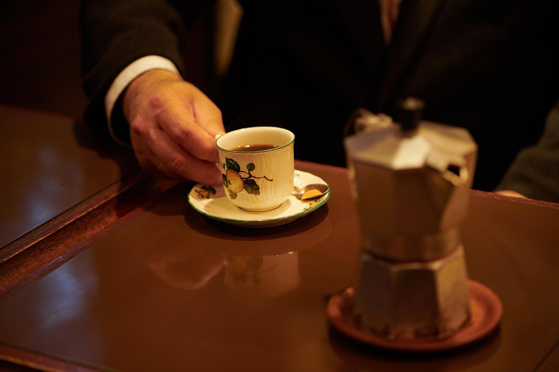 エスプレッソ・ポットとともに